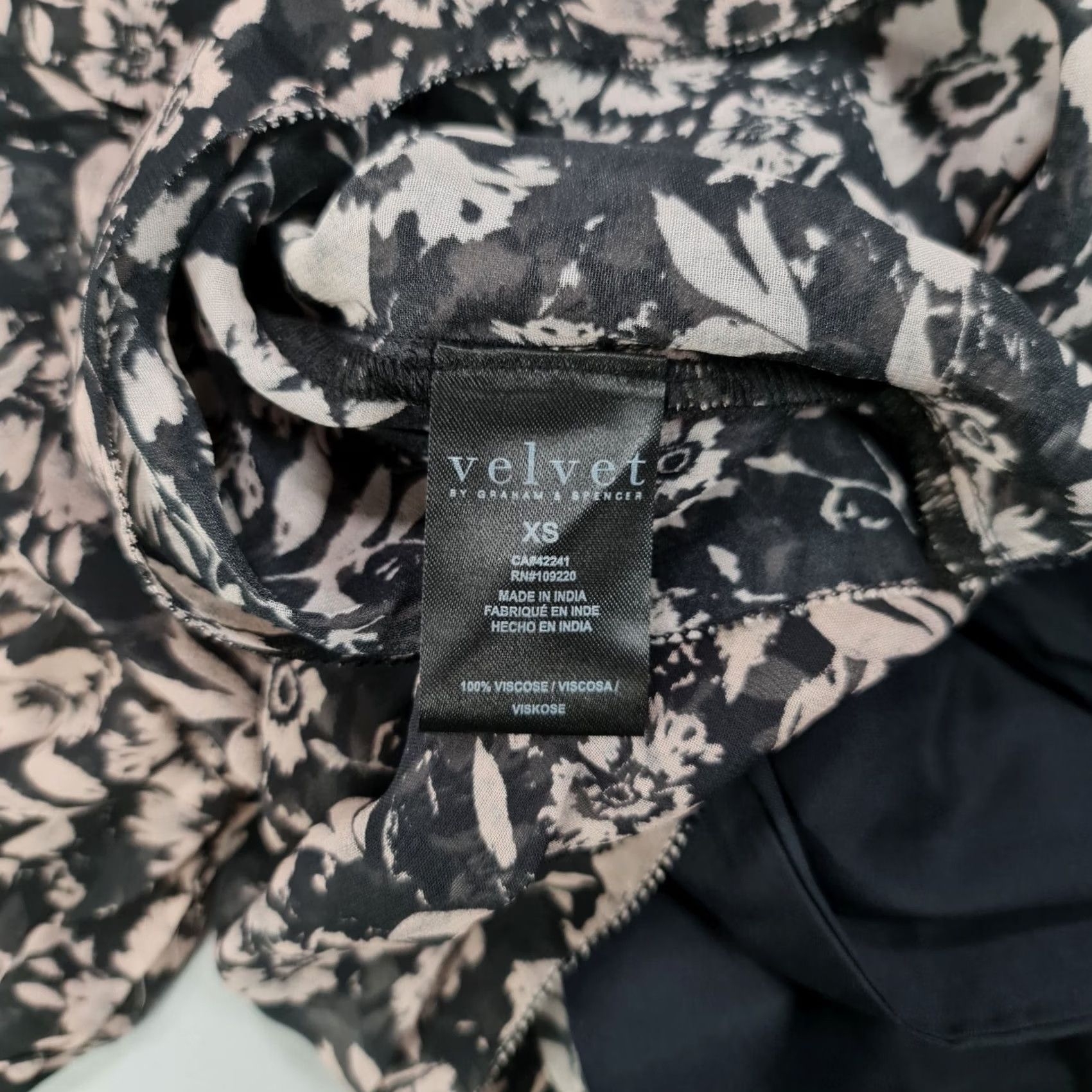 Velvet Velvet by Graham & Spencer Blouse Womens XS Black Floral Long Sleeve Henley Pullover Viscose Dry Clean Only Size XS / US 0-2 / IT 36-38 - 8 Thumbnail