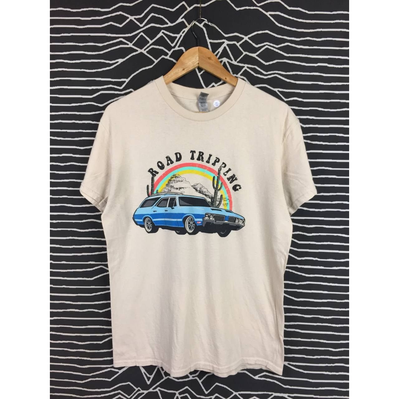 Gildan Gildan Heavy Cotton Road Tripping Classic Car Graphic Tee Size US M / EU 48-50 / 2 - 1 Thumbnail
