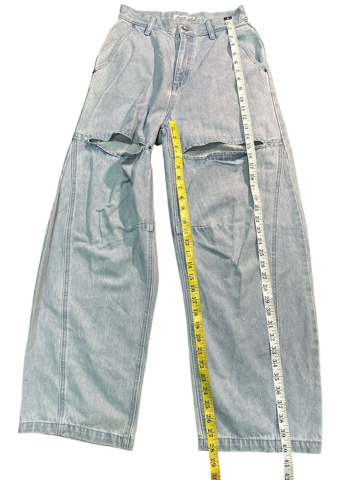 Le Grande Bleu (L.G.B.) Unbrand Light Washed Twist Legs. Size 28" / US 6 / IT 42 - 11 Thumbnail