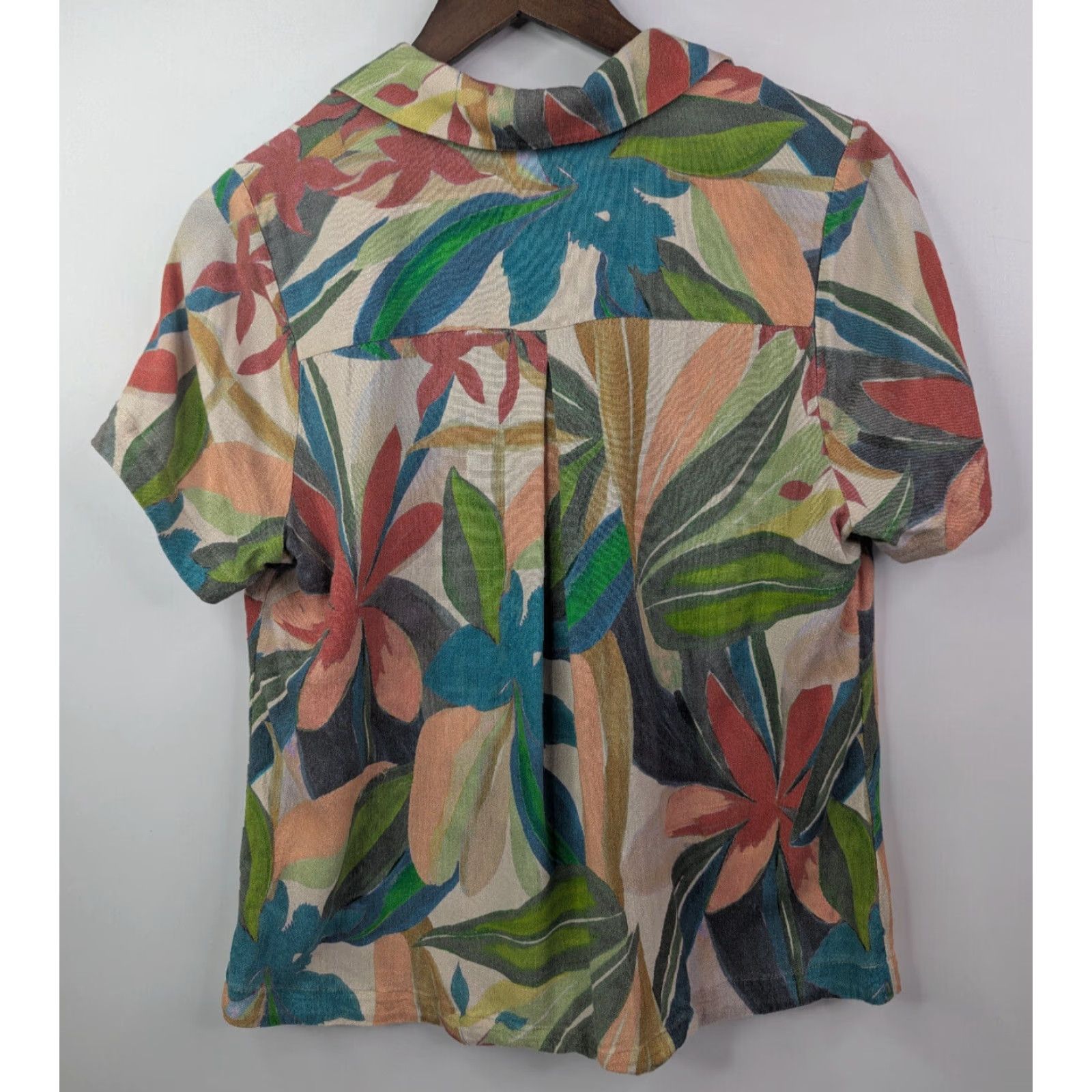 Soft Surroundings Soft Surroundings Hawaiian Button-Up Shirt Women PM Floral Short Sleeve Multicolor Tropical V-Neck Button-Front Petite Shirts Womens Size M / US 6-8 / IT 42-44 - 2 Thumbnail
