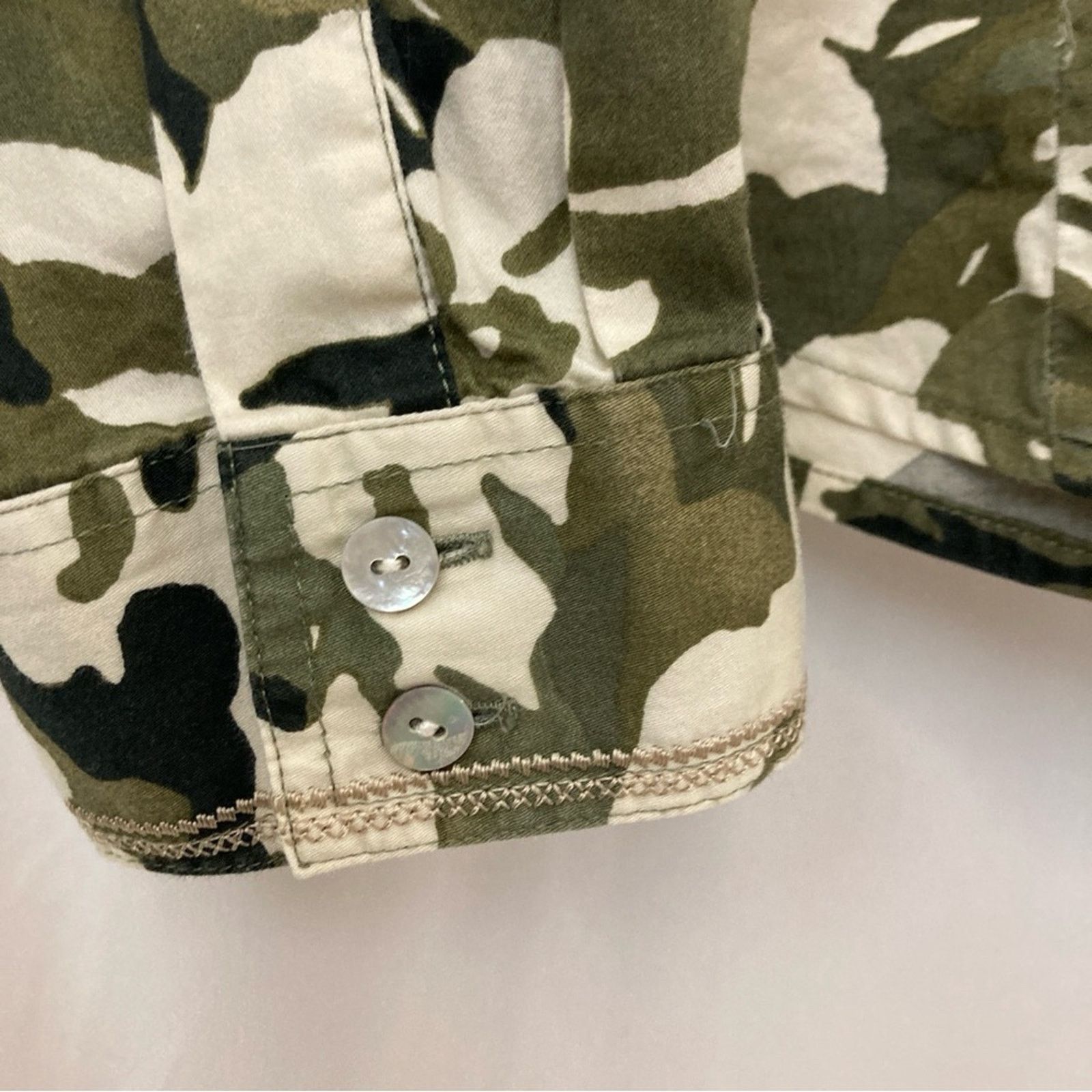 Chicos Chico’s Camouflage Camo Embroidered Button Down Shirt Top Size L / US 10 / IT 46 - 5 Thumbnail
