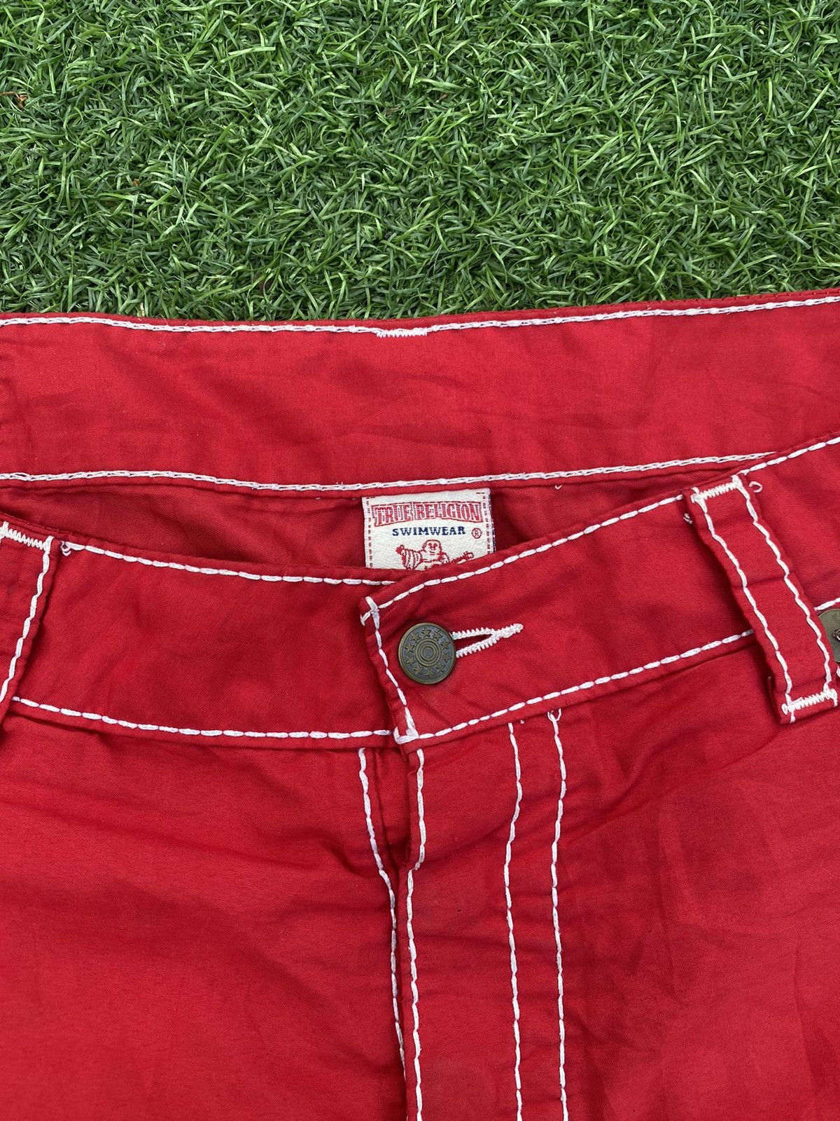 True Religion × Vintage TRUE RELIGION BIG LOGO RED SHORT PANTS Size US 38 / EU 54 - 8 Thumbnail