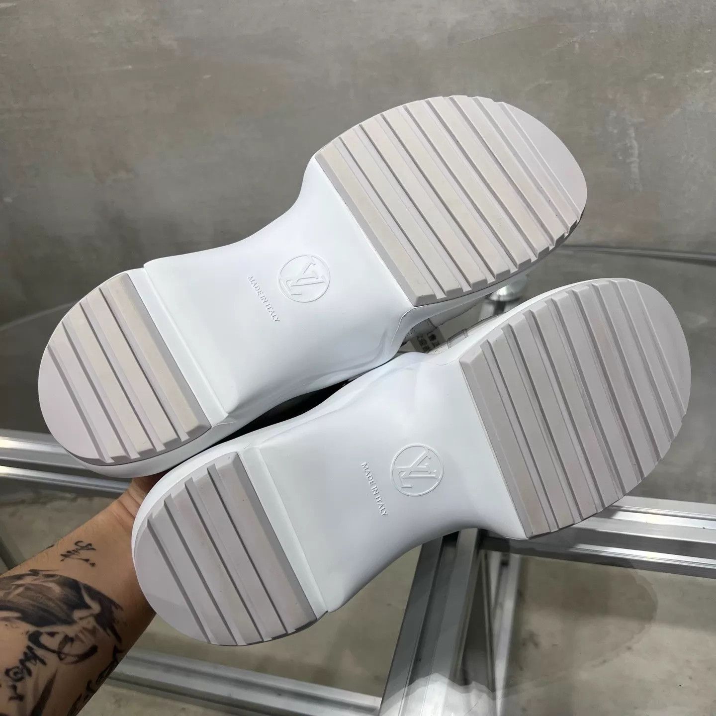 Louis Vuitton Louis Vuitton Archlight White Arch Print Dad Slide UK3/37 Size US 5.5 / IT 35.5 - 7 Thumbnail