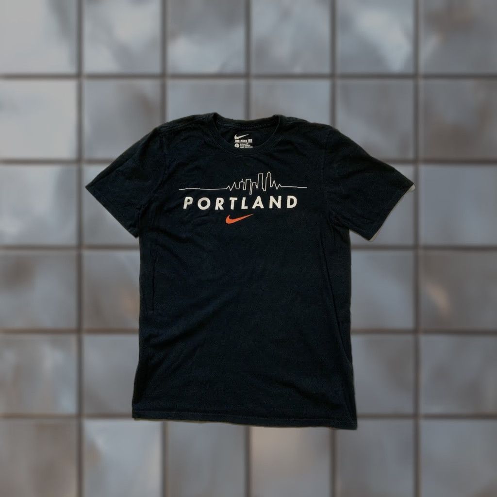 Nike VINTAGE Nike Athletic Cut Portland City Skyline Swoosh Black Graphic S/S T-Shirt Sz. S Mens Size US S / EU 44-46 / 1 - 1 Thumbnail