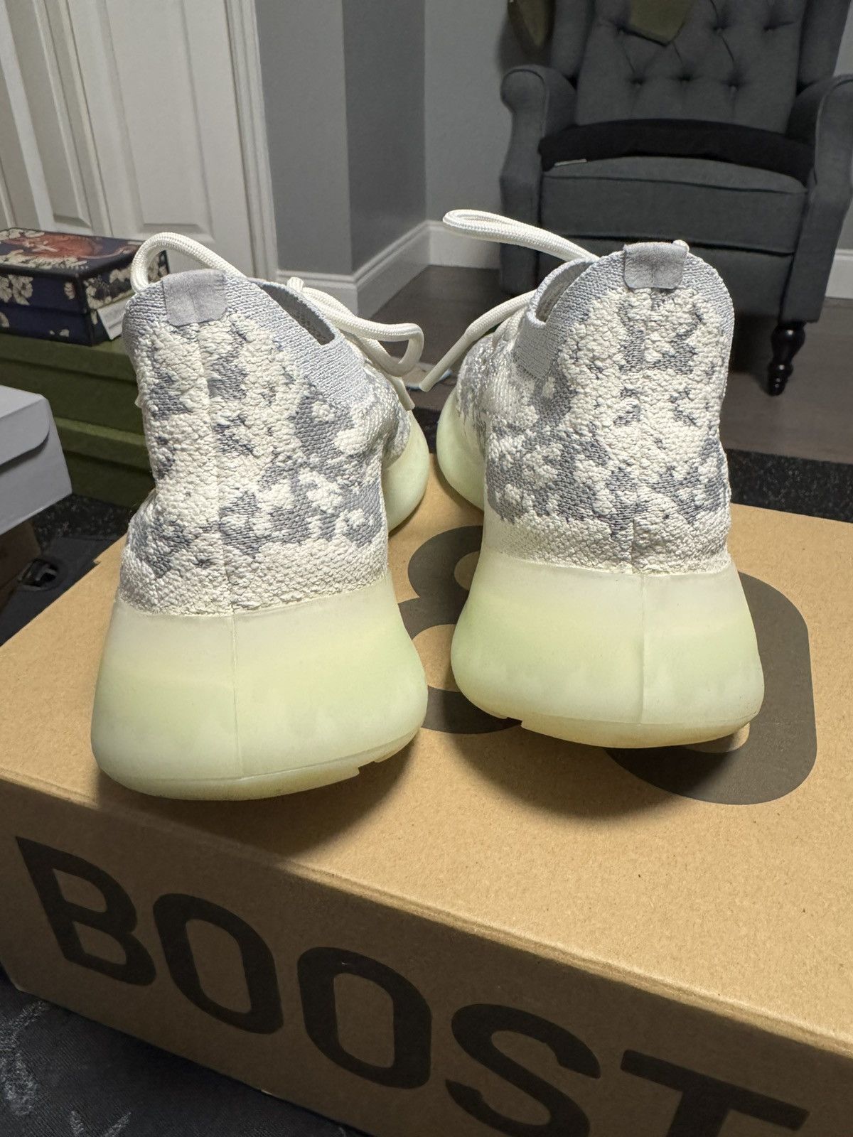 Adidas × Yeezy Adidas Yeezy Boost 380 sz 6Y Alien Size US 6 / EU 39 - 4 Thumbnail