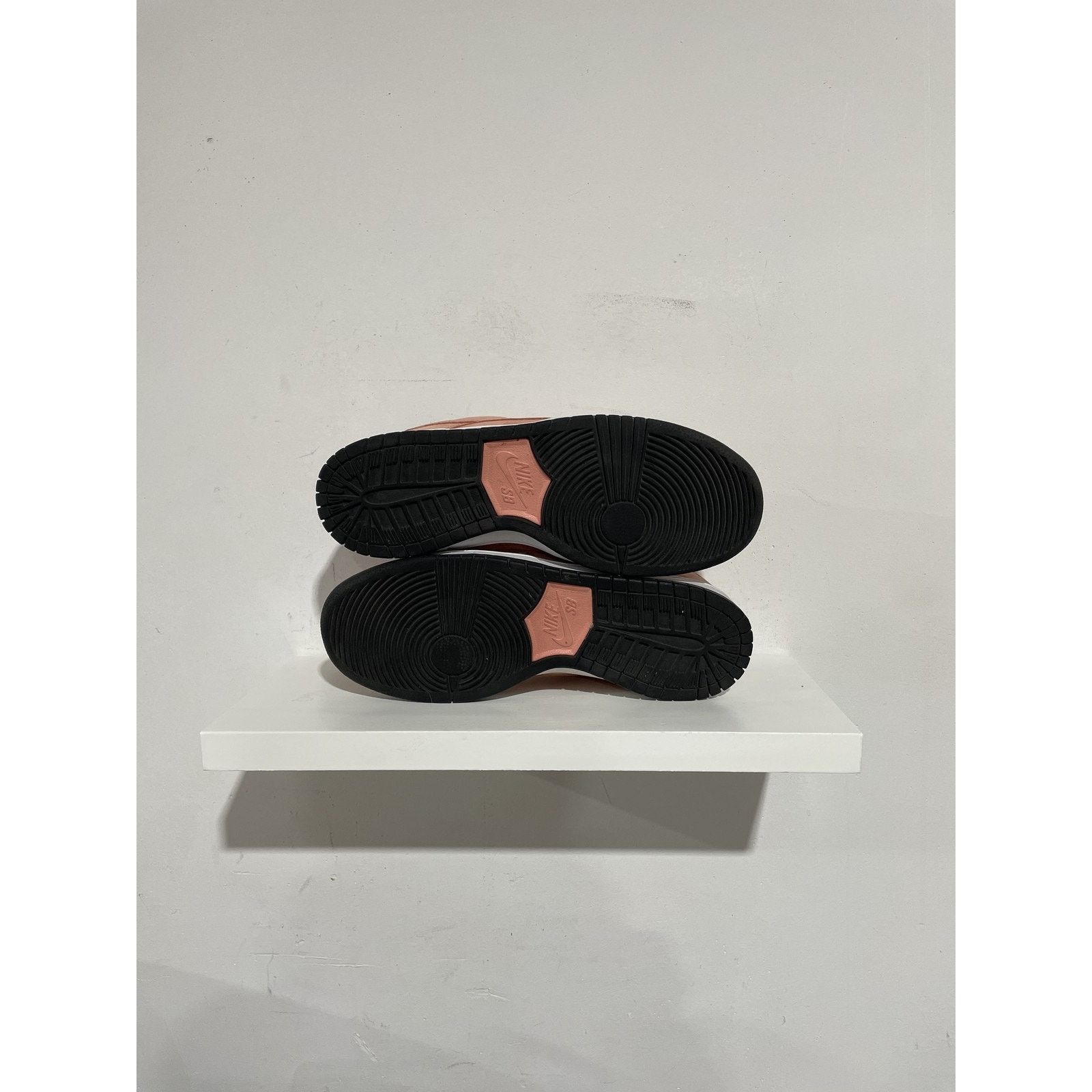 Nike NIKE SB LOW PINK PIG SIZE 9 PREOWNED Size US 9 / EU 42 - 3 Thumbnail
