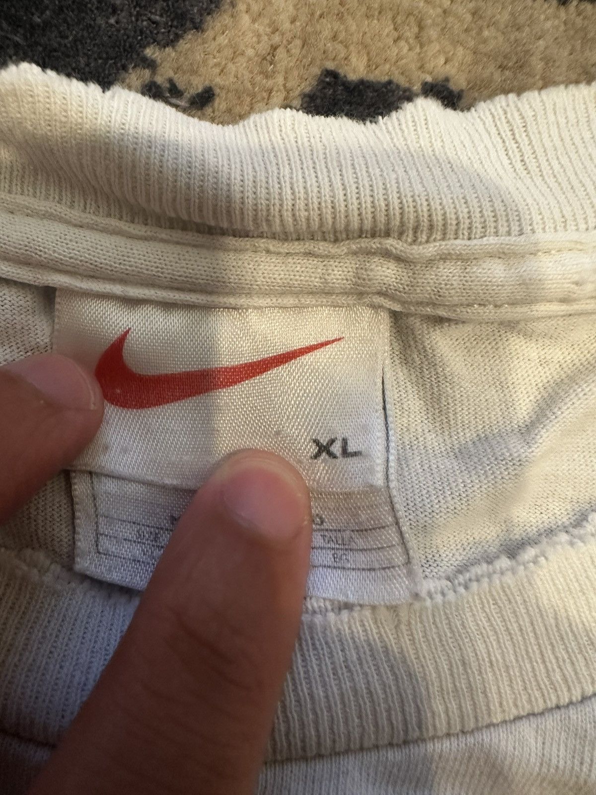 Nike Vintage Nike Utah Basketball Tee Size US XL / EU 56 / 4 - 4 Thumbnail