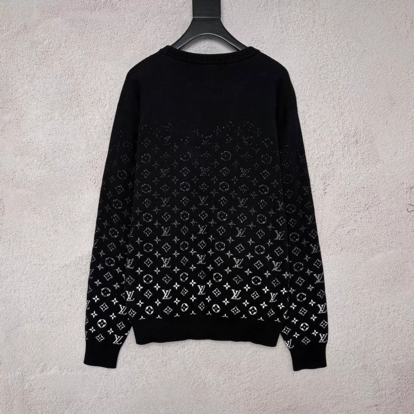 Louis Vuitton Louis Vuitton Black Gradient Monogram Knit Sweater L Size US L / EU 52-54 / 3 - 2 Thumbnail