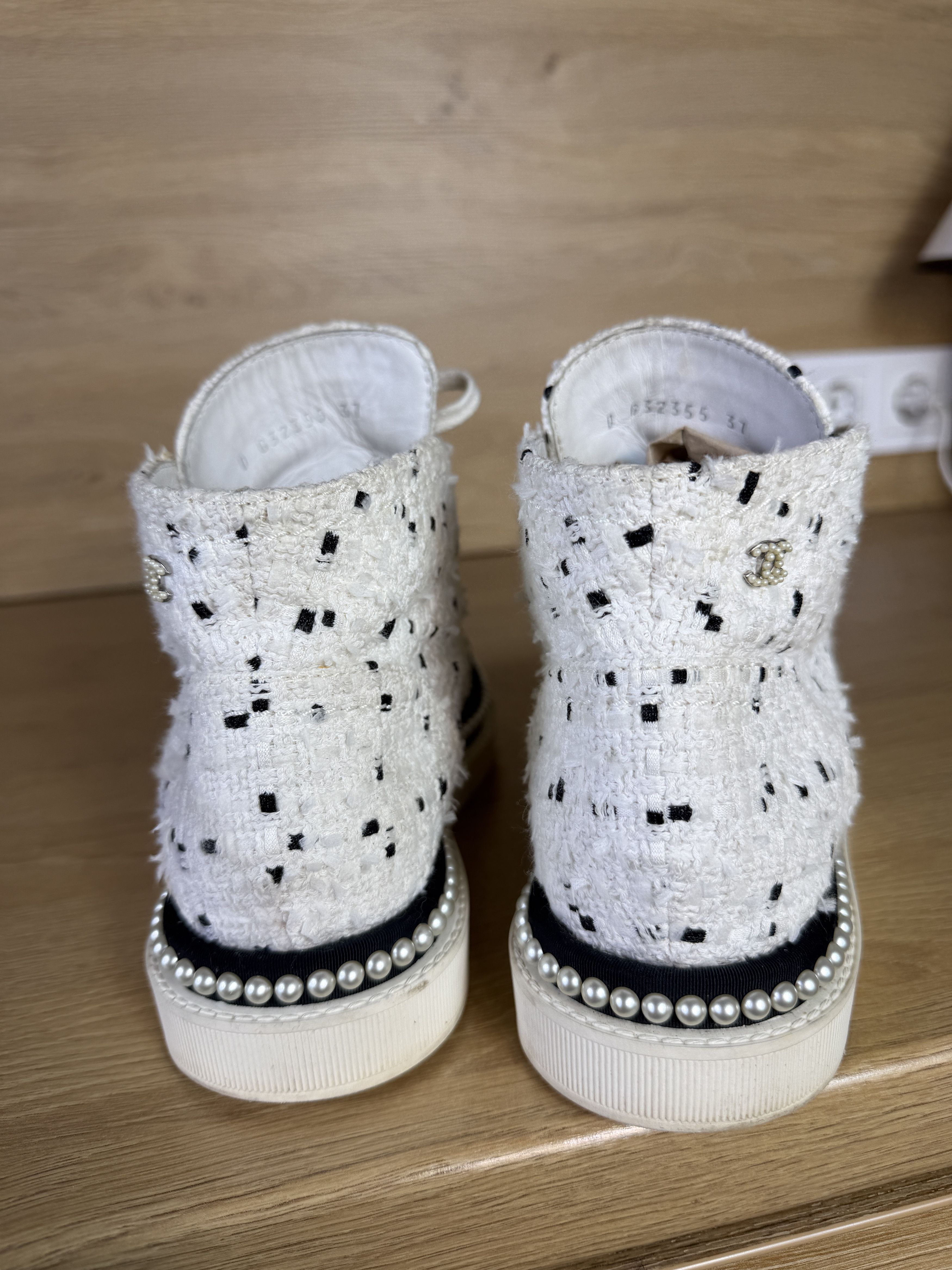 Chanel Chanel boots tweed model G32355 size 37 Size US 7 / IT 37 - 7 Thumbnail