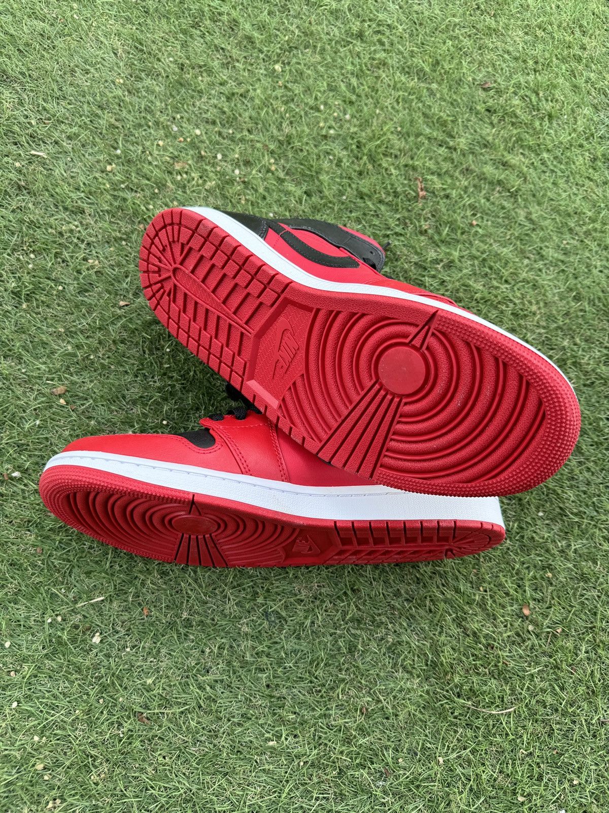 Nike NIKE AIR JORDAN 1 REVERSE BRED SNEAKERS Size US 10 / EU 43 - 8 Thumbnail