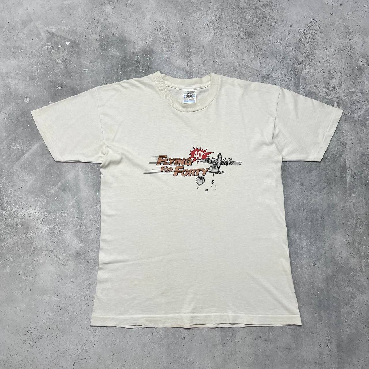 Vintage Vintage 90s Military Airborne Art Flying For Forty T Shirt Size US L / EU 52-54 / 3 - 1 Thumbnail