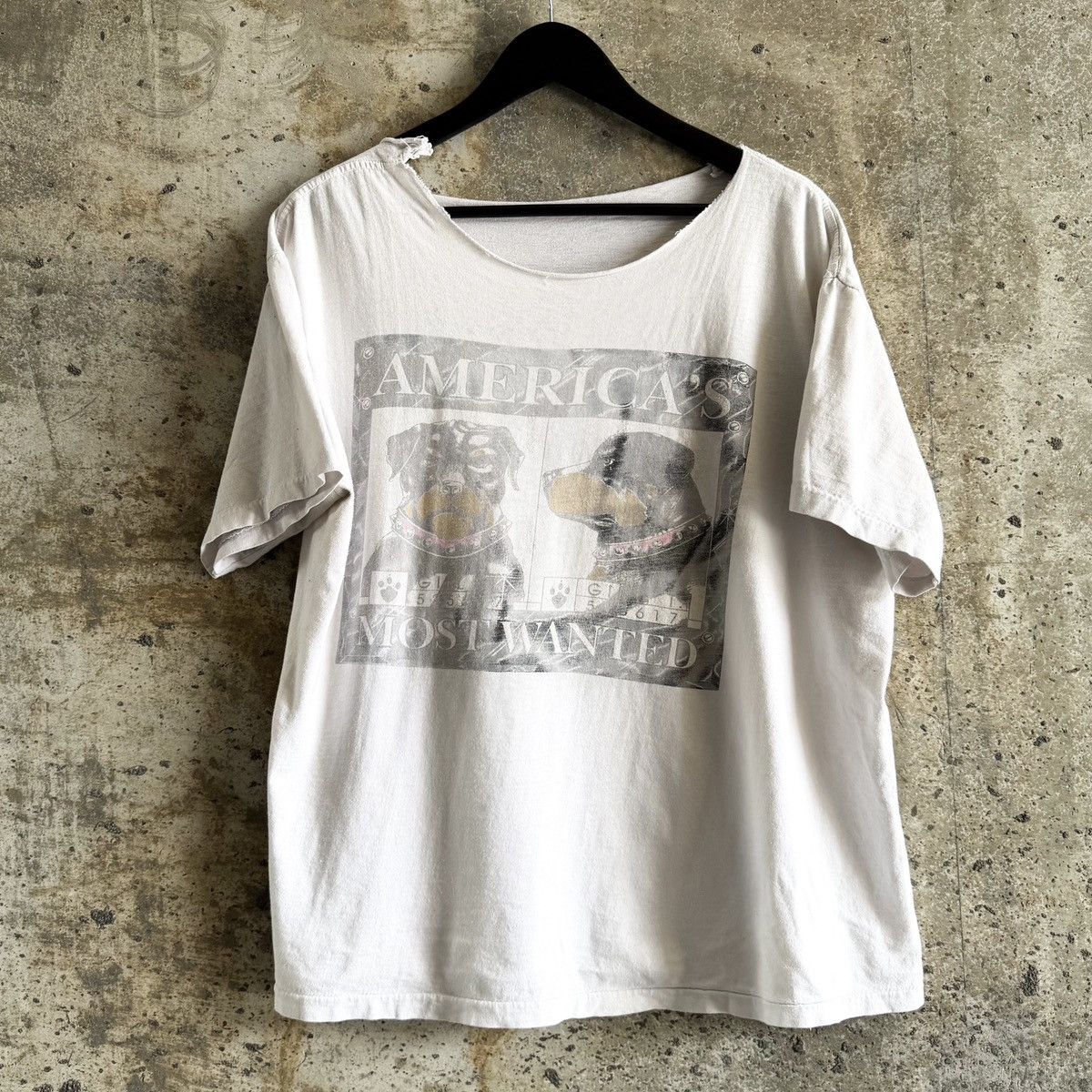 Vintage 90s Vintage THRASHED MOST WANTED Dog Mugshot T-Shirt Size US L / EU 52-54 / 3 - 1 Thumbnail