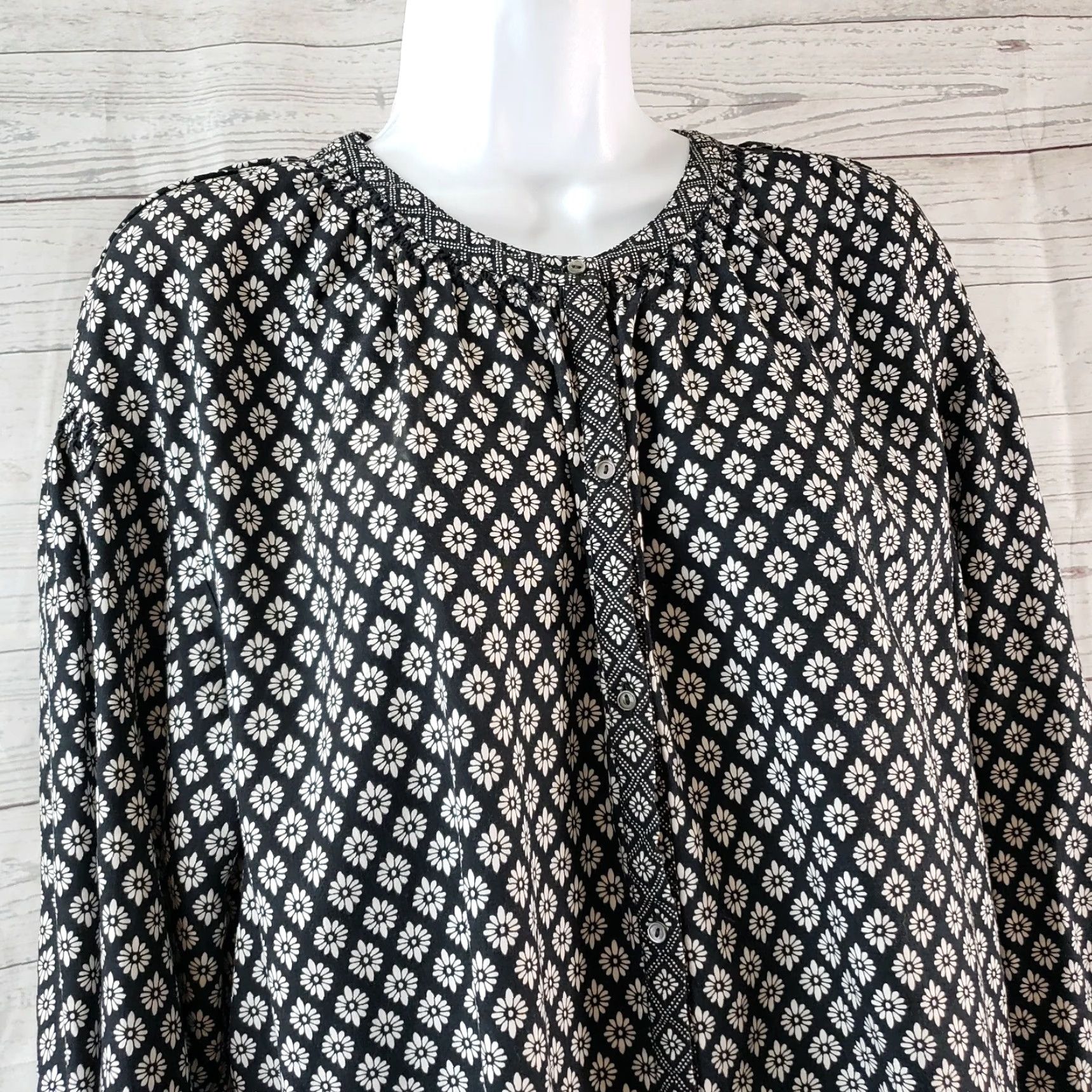 Joie Joie Womens Button Front Top Sz M Black White Floral 3/4 Sleeve Rayon Shirt Blouse Womens Mens Girls Size M / US 6-8 / IT 42-44 - 2 Thumbnail