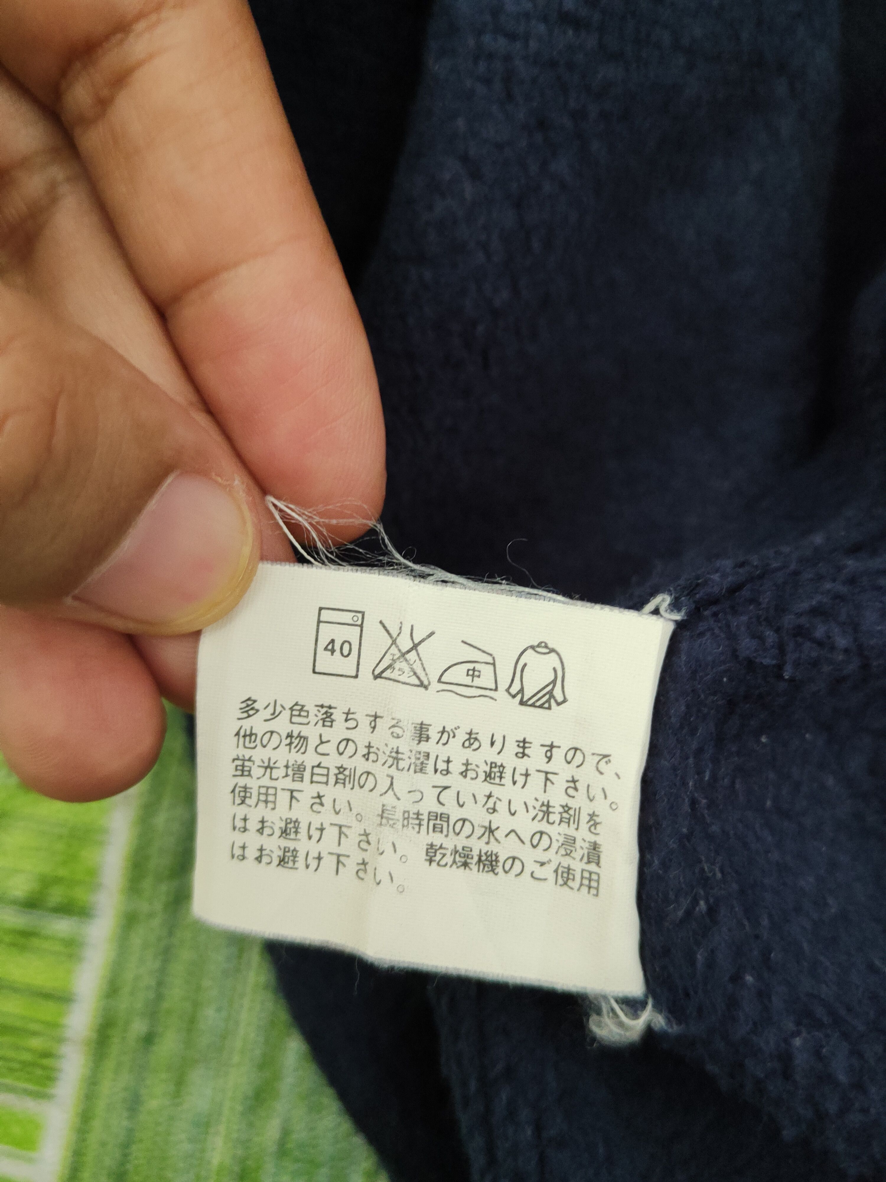 Japanese Brand × Vintage Uniqlo vintage ripped Navy Faded Sweatshirts #W961 Size US L / EU 52-54 / 3 - 11 Thumbnail