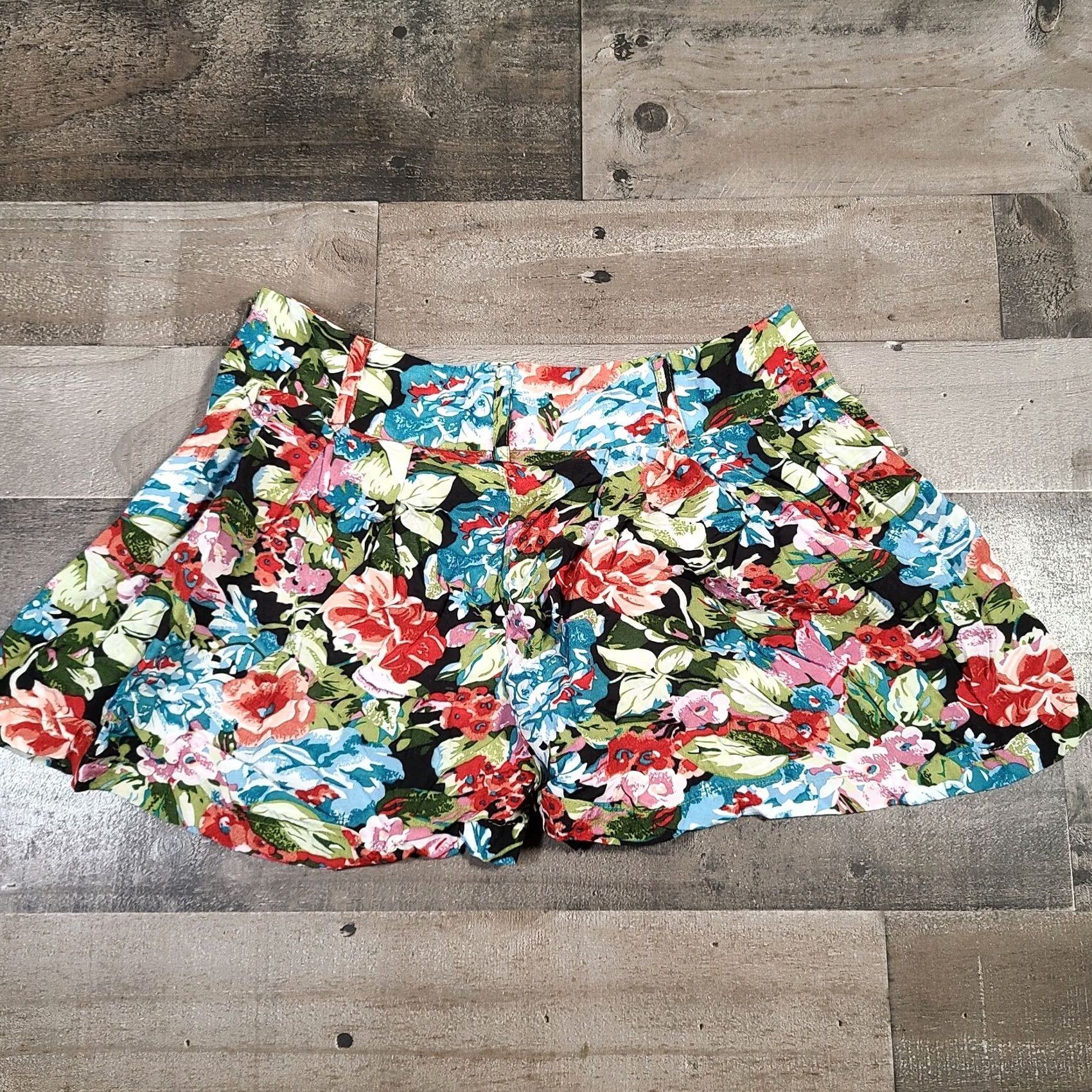 Forever 21 FOREVER 21 Shorts Womens S Green Floral Pleated Front Zip Culotte Casual Summer Spring Size 26" / US 2 / IT 38 - 2 Thumbnail