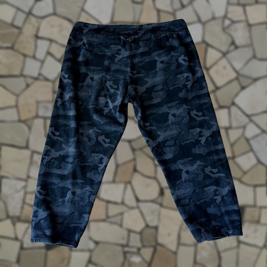 MONROW Monrow Cropped Sweatpants In Black Camo Women’s Large Pant Regular Adult Female Black Camouflage Jogger Baseball Army 90s? Size 36" / US 14 / IT 50 - 1 Thumbnail
