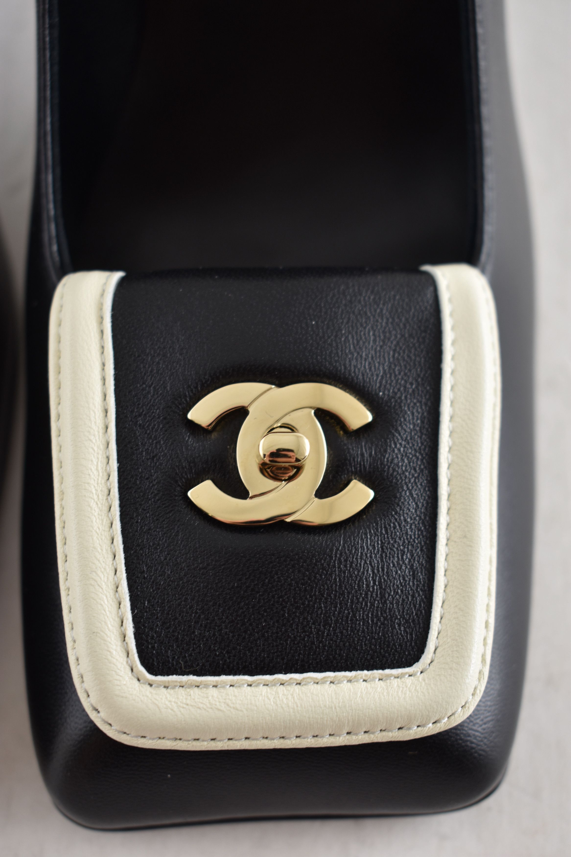 Chanel 26S Blazy White Square Toe Turnlock CC Block Heel Pump 40 Size US 10 / IT 40 - 11 Thumbnail