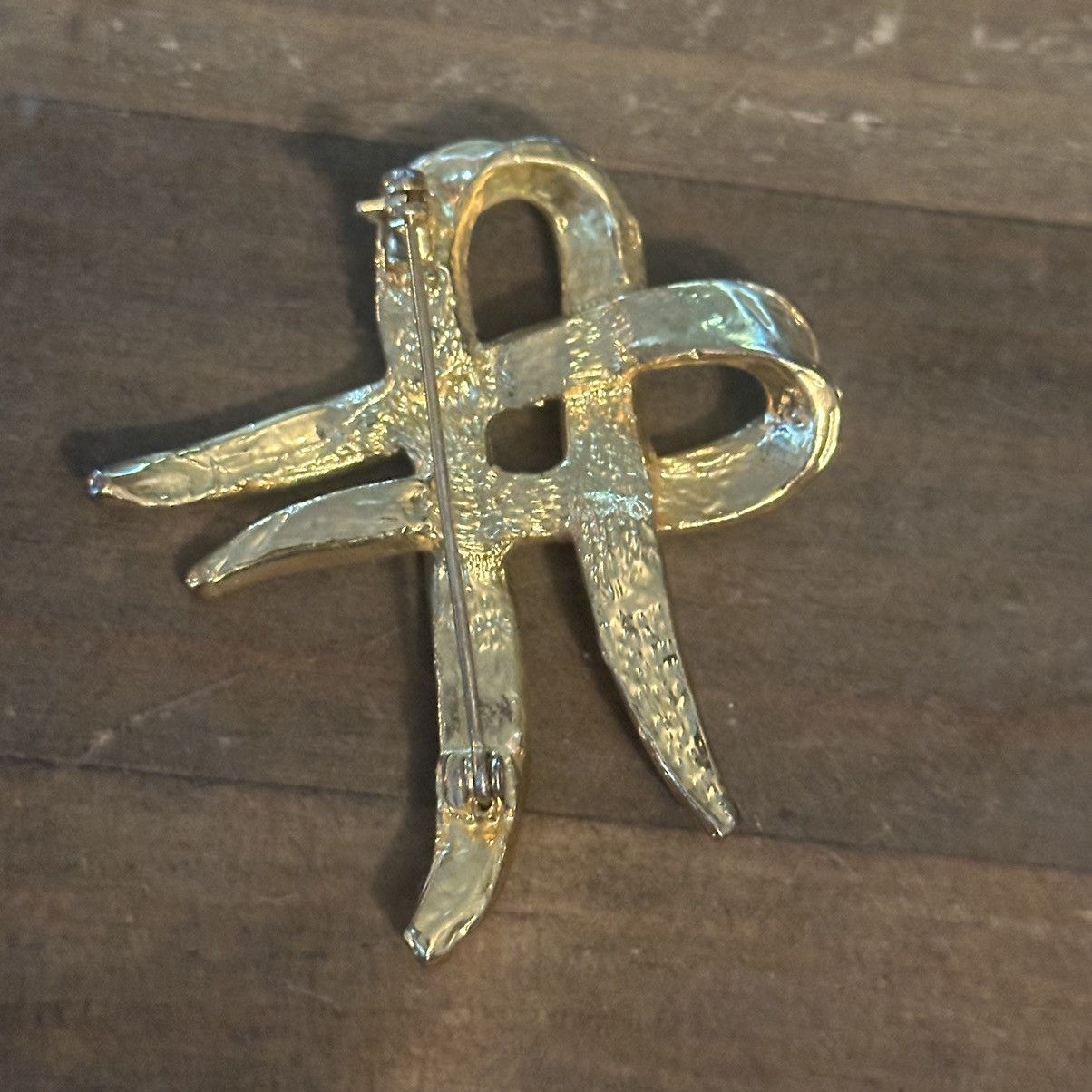 Vintage Vintage gold tone intertwined ribbon pin Size ONE SIZE - 2 Thumbnail