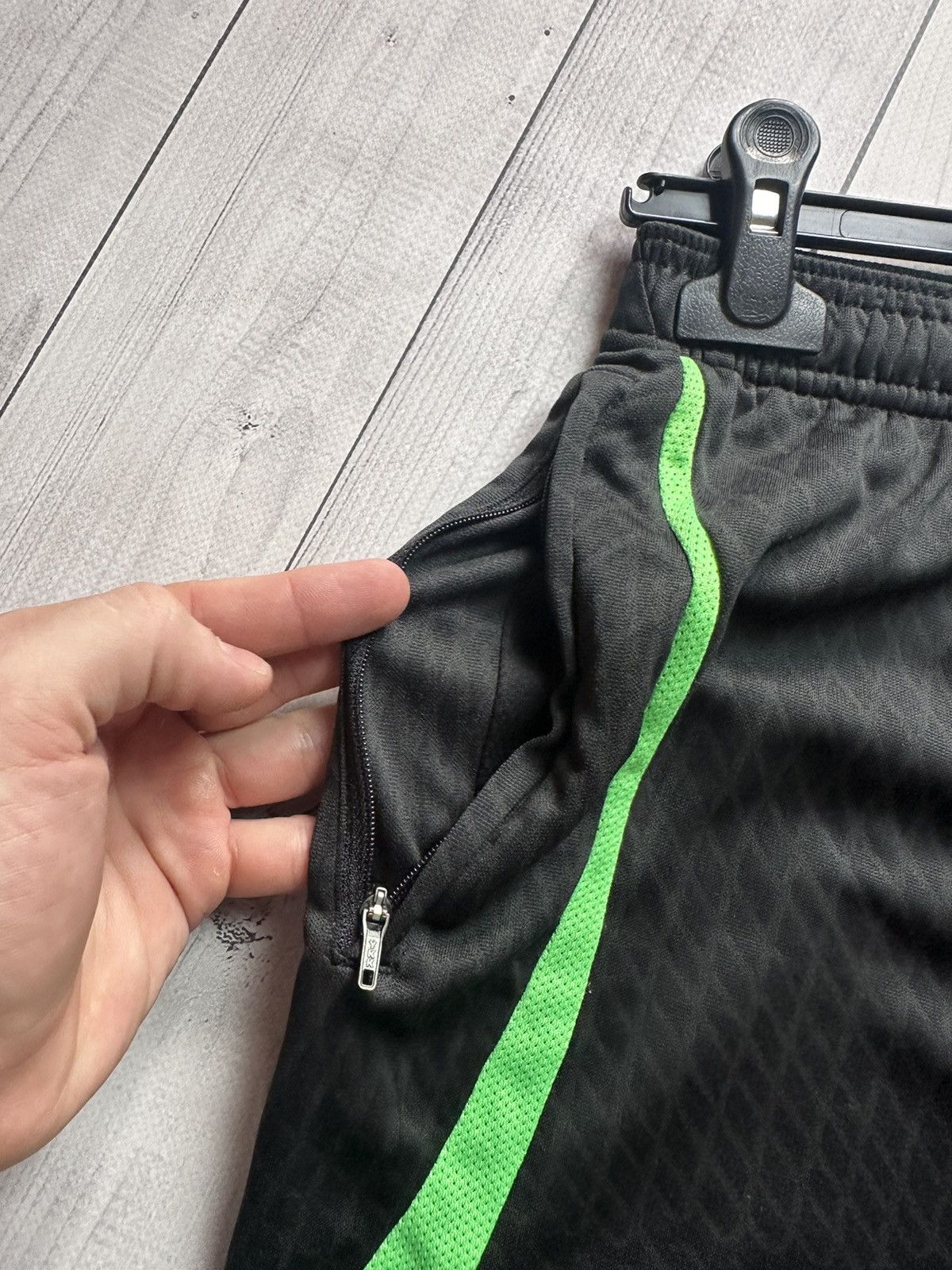 Nike Nike Liverpool soccer shorts logo green line size Xs/S Size US 29 - 4 Thumbnail