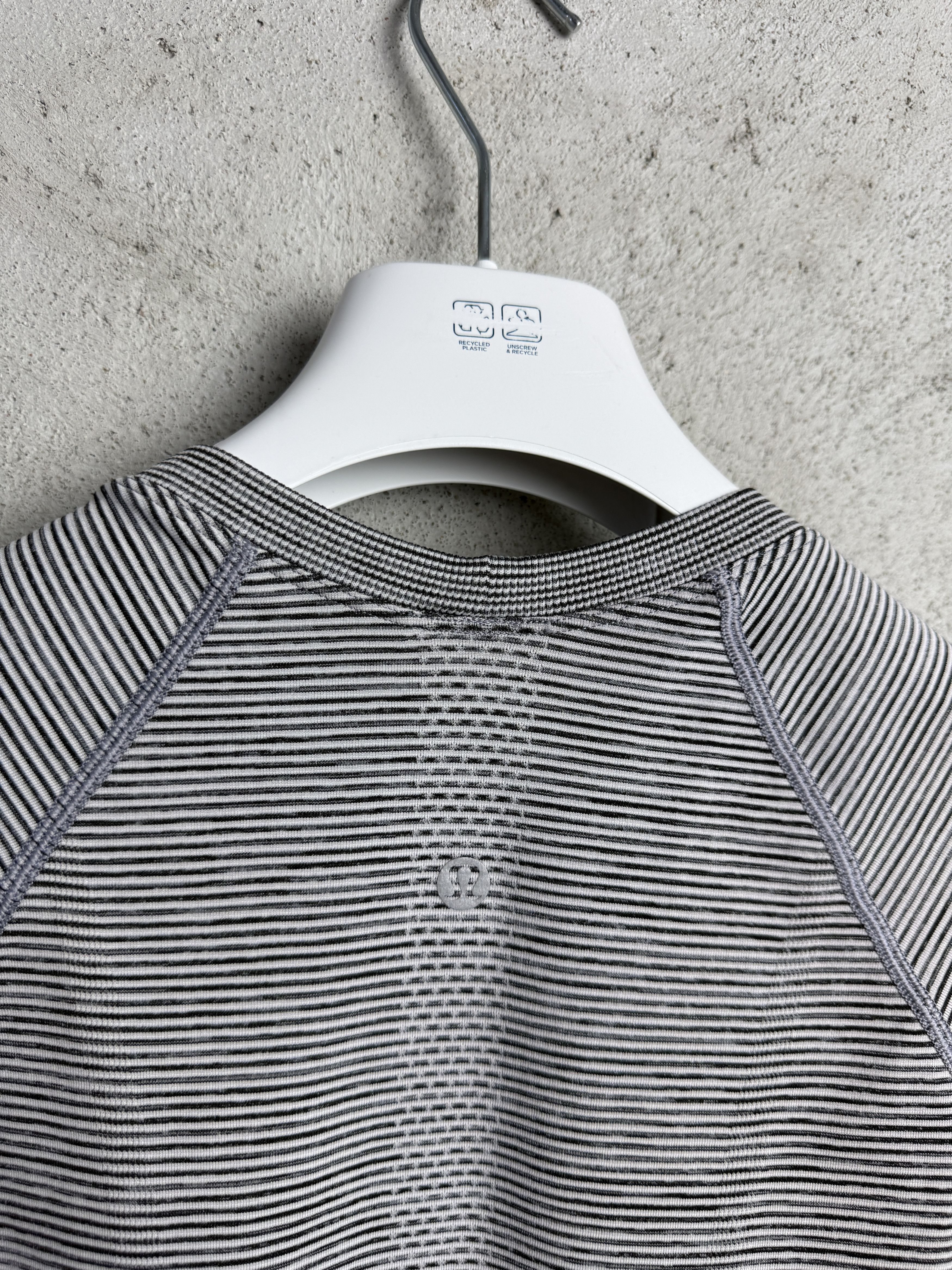 Lululemon Lululemon striped t-shirt tee yoga gym pilates sport Size S / US 4 / IT 40 - 4 Thumbnail