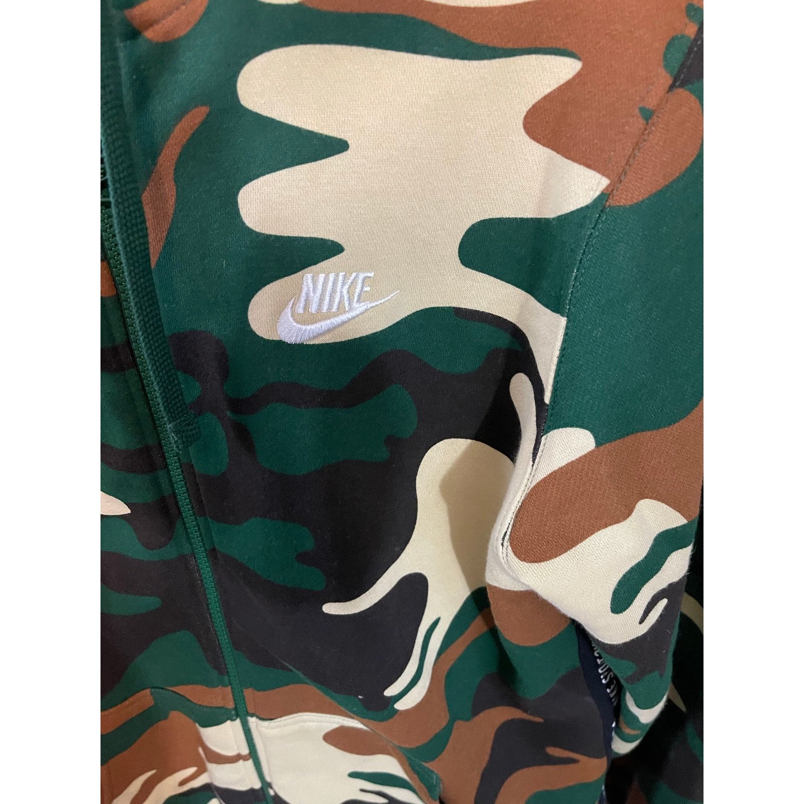 Nike NIKE AV5940-341 SPORTSWEAR JACKET: GREEN CAMO MEN SIZE M Size US M / EU 48-50 / 2 - 6 Thumbnail
