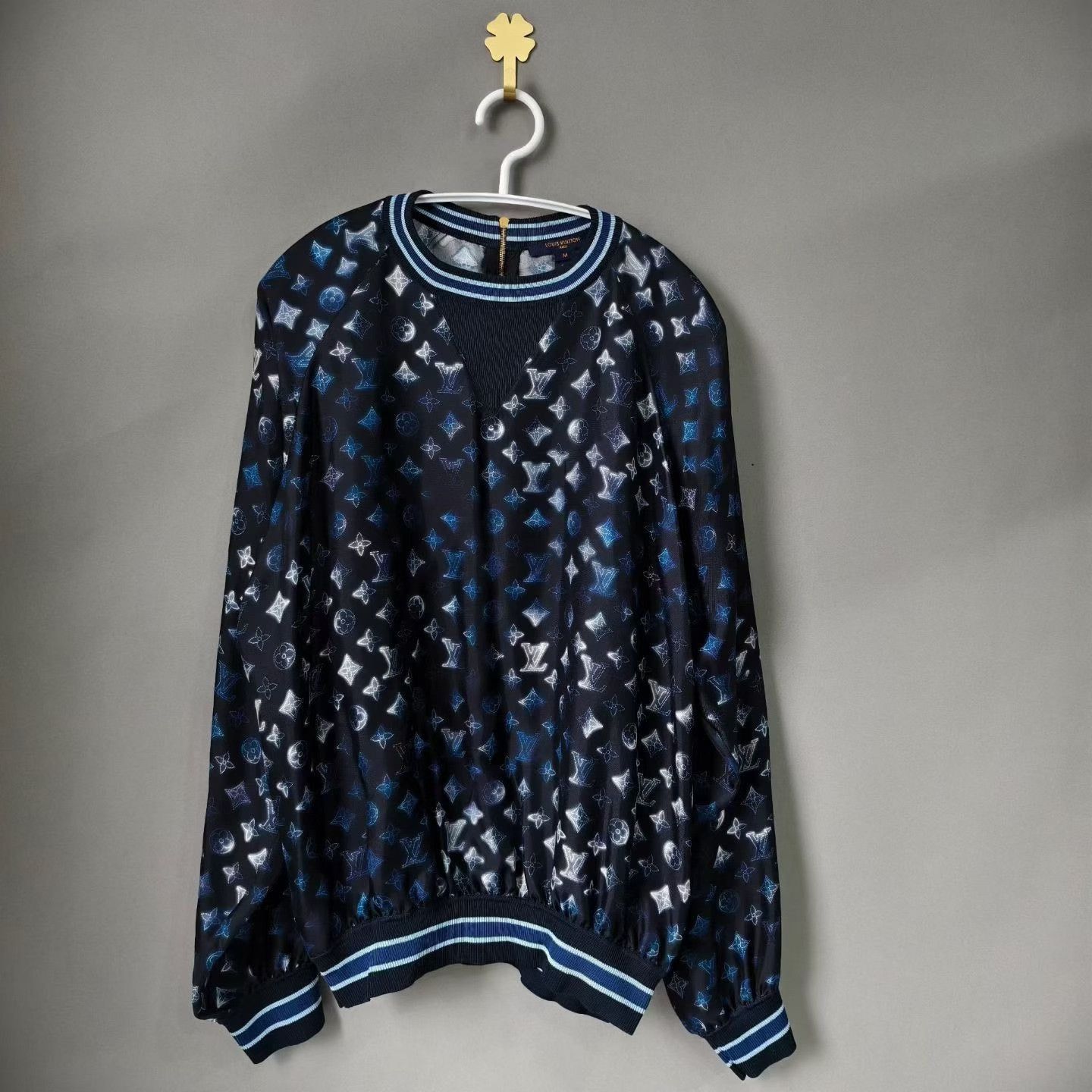 Louis Vuitton Louis Vuitton Silk All-Over Ink Print Top Size M / US 6-8 / IT 42-44 - 1 Thumbnail