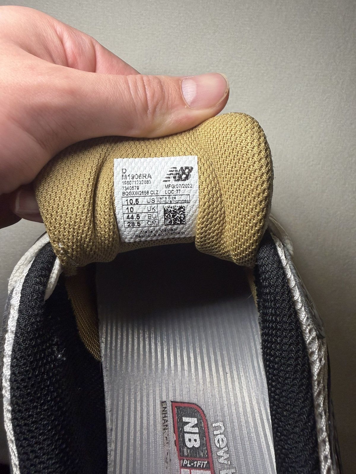 New Balance New Balance 1906R White Metallic Gold Size US 10.5 / EU 43-44 - 6 Thumbnail