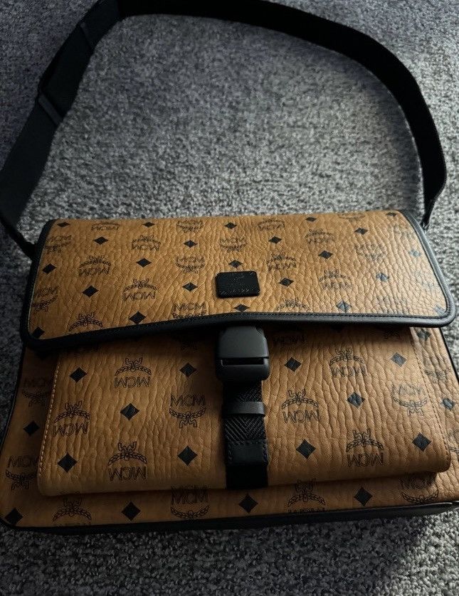 MCM Men's Klassik Medium Messenger Bag Size ONE SIZE - 4 Thumbnail