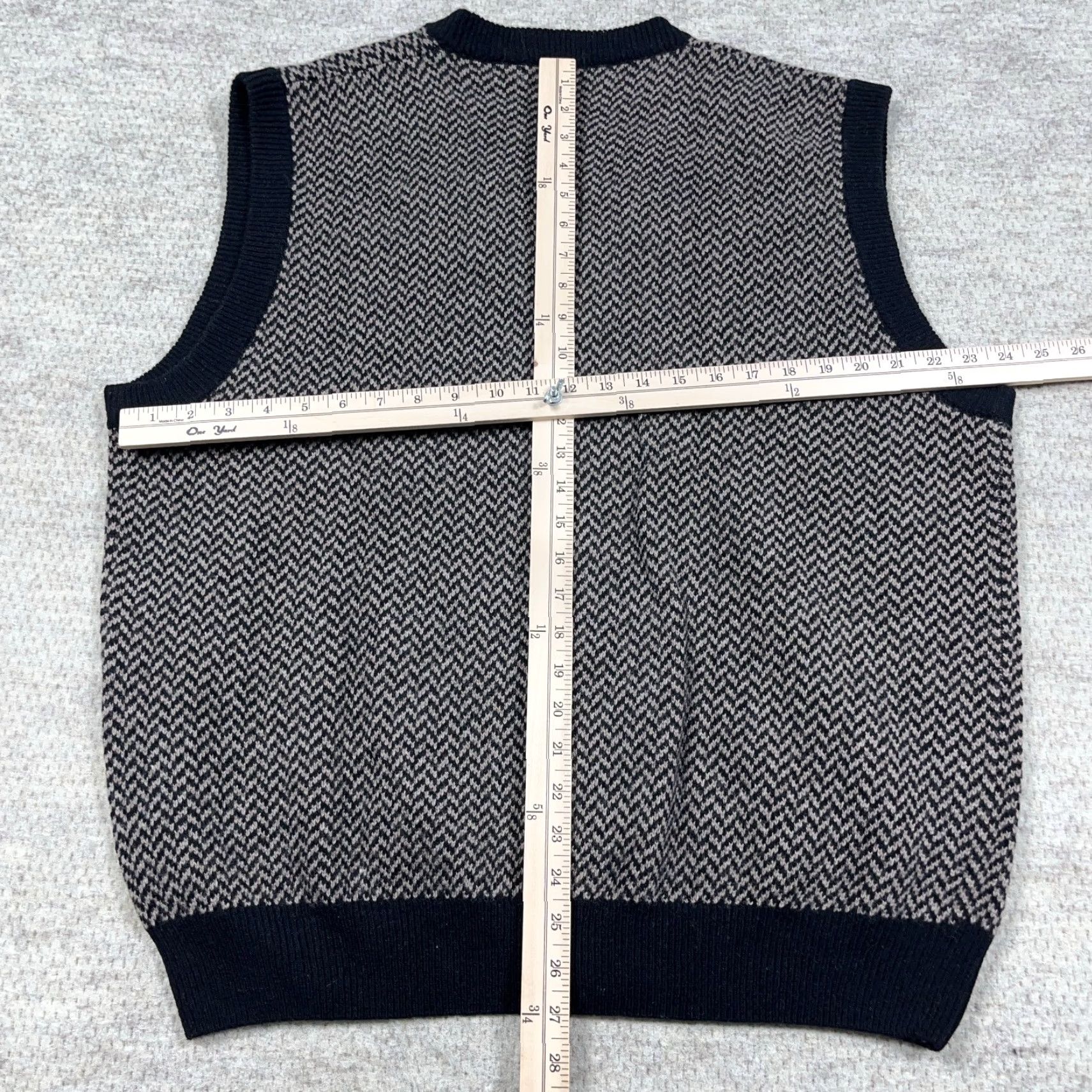 Izod VINTAGE IZOD Sweater Vest Men XL Tan Black Lambs Wool Cardigan Grandpa Golf Vest Herringbone 90s Mens Classic Golf Size US XL / EU 56 / 4 - 6 Thumbnail