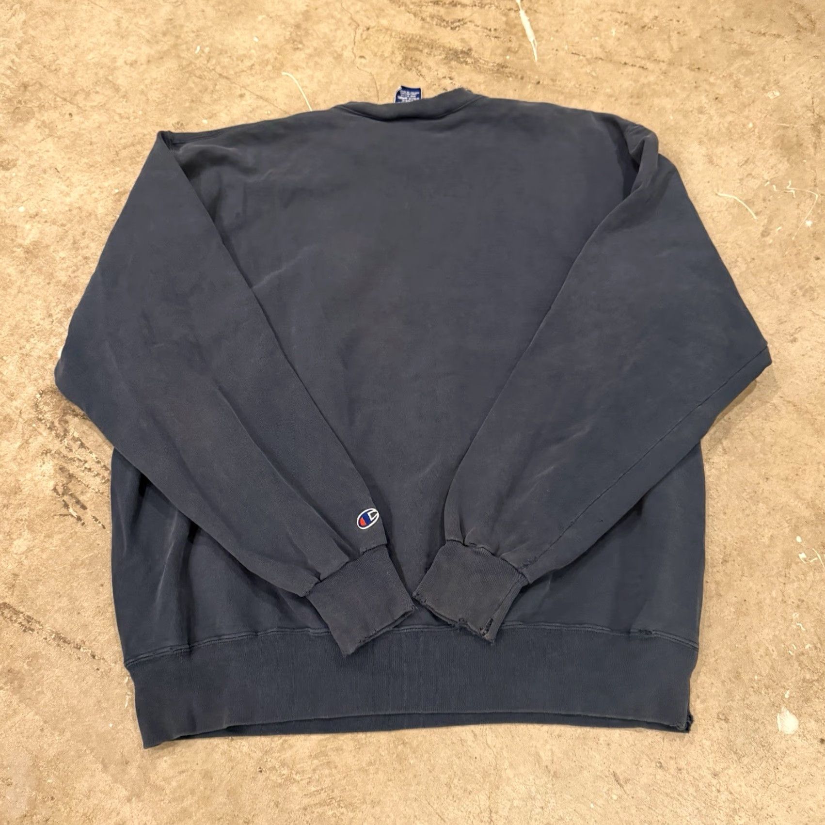Champion VINTAGE Champion Sweatshirt Crewneck Blue Mens 2XL Thrashed Faded Pullover Sweatshirt Size US XXL / EU 58 / 5 - 3 Thumbnail