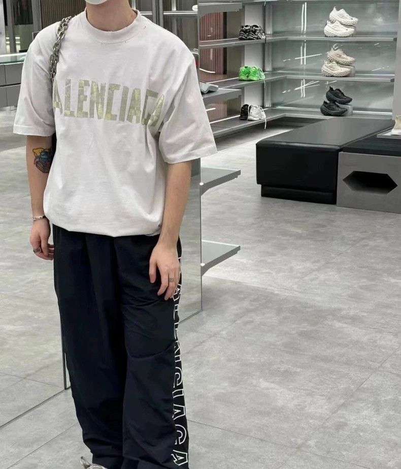 Balenciaga Balenciaga White duct tape short sleeve T-shirt with textu Size US L / EU 52-54 / 3 - 9 Thumbnail
