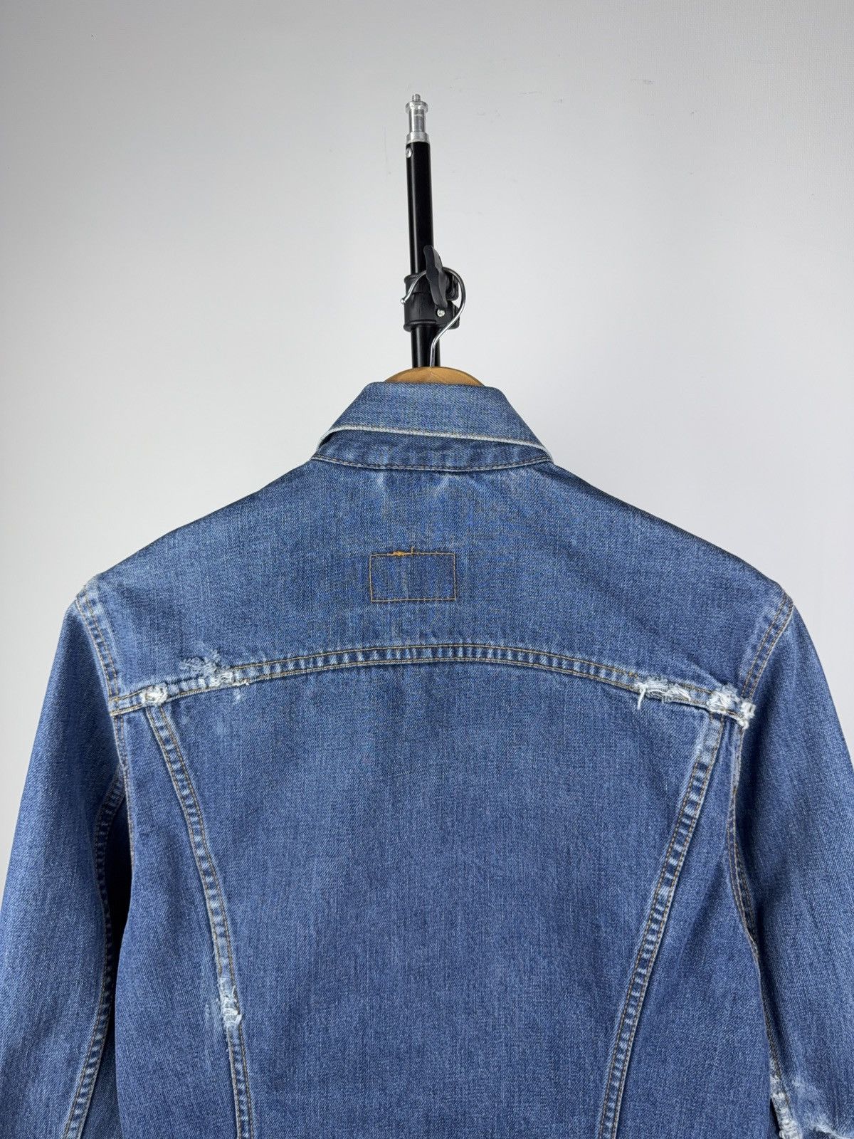 Levi's Vintage Clothing Vintage Levi’s Distressed Denim Jacket 90s Trucker Size US M / EU 48-50 / 2 - 10 Thumbnail