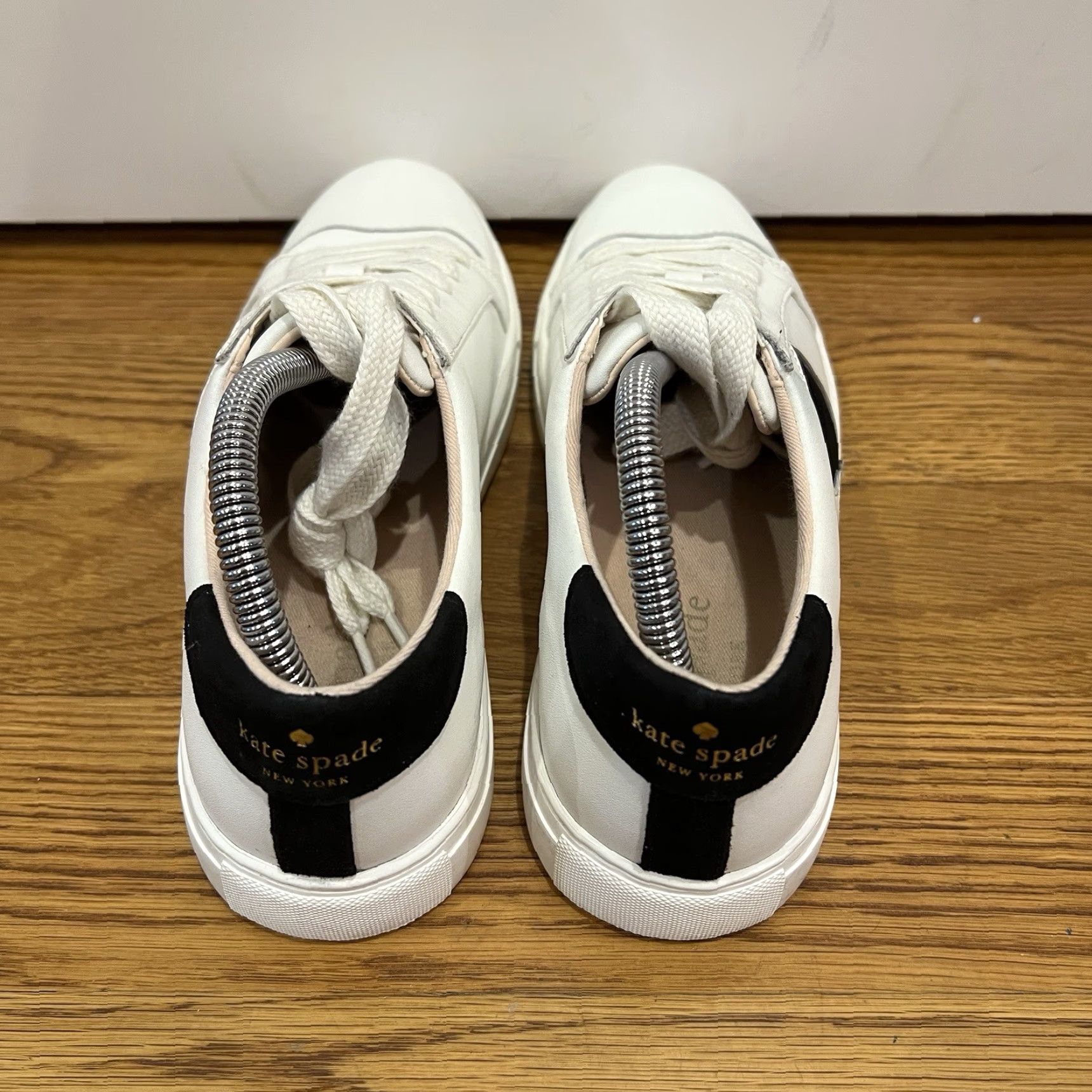 Vintage KATE SPADE FEZ White Leather Sneaker Women US 8.5B Spade Black Accent Casual Workwear Travel Sneakers Size US 8.5 / IT 38.5 - 4 Thumbnail