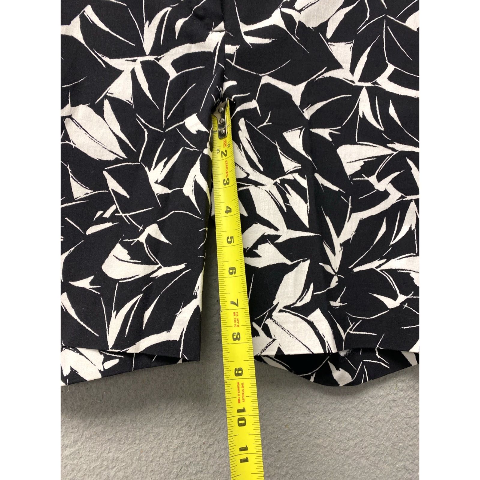 Vintage Mario Serrani Shorts Women’s 6 Italy Black White Leaf Stretch Pockets /0226 Size 28" / US 6 / IT 42 - 6 Thumbnail