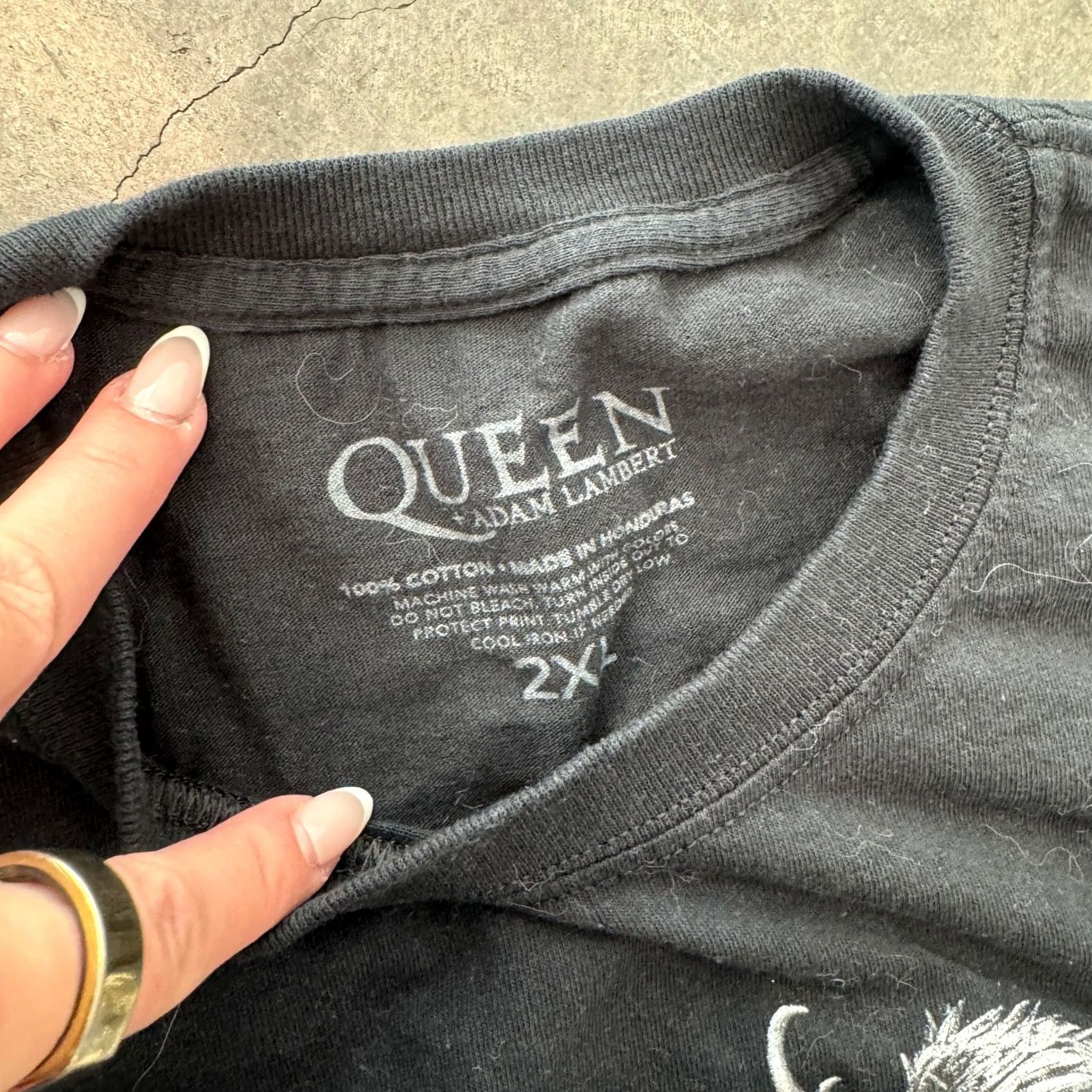 Vintage VINTAGE Queen Band Black Rock N Roll Rhapsody Tour Graphic Tee Men’s XXL Shirt Size US XXL / EU 58 / 5 - 3 Thumbnail