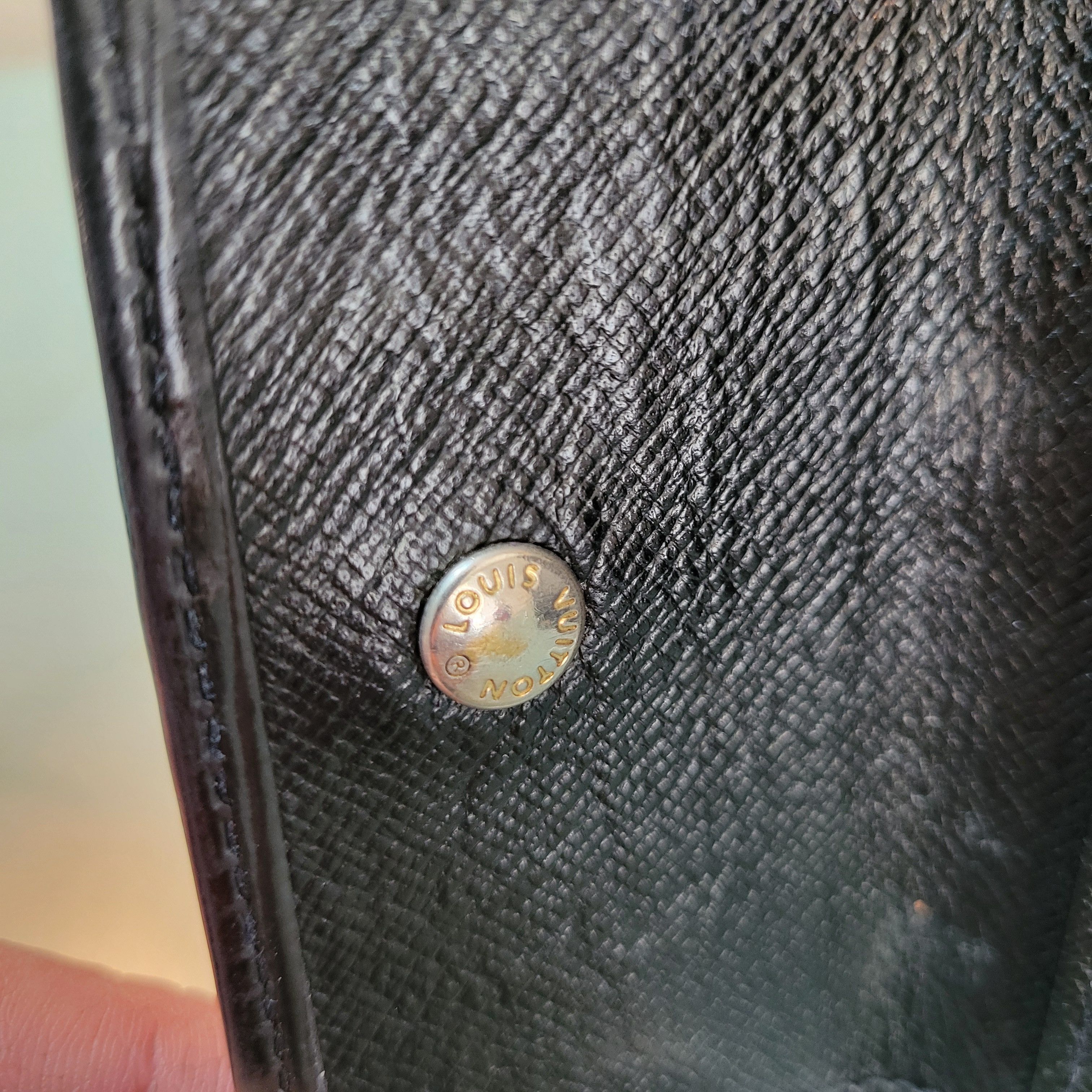 Louis Vuitton Louis Vuitton Black Epi Leather Key Holder Key Case 6 Keys Size ONE SIZE - 8 Thumbnail