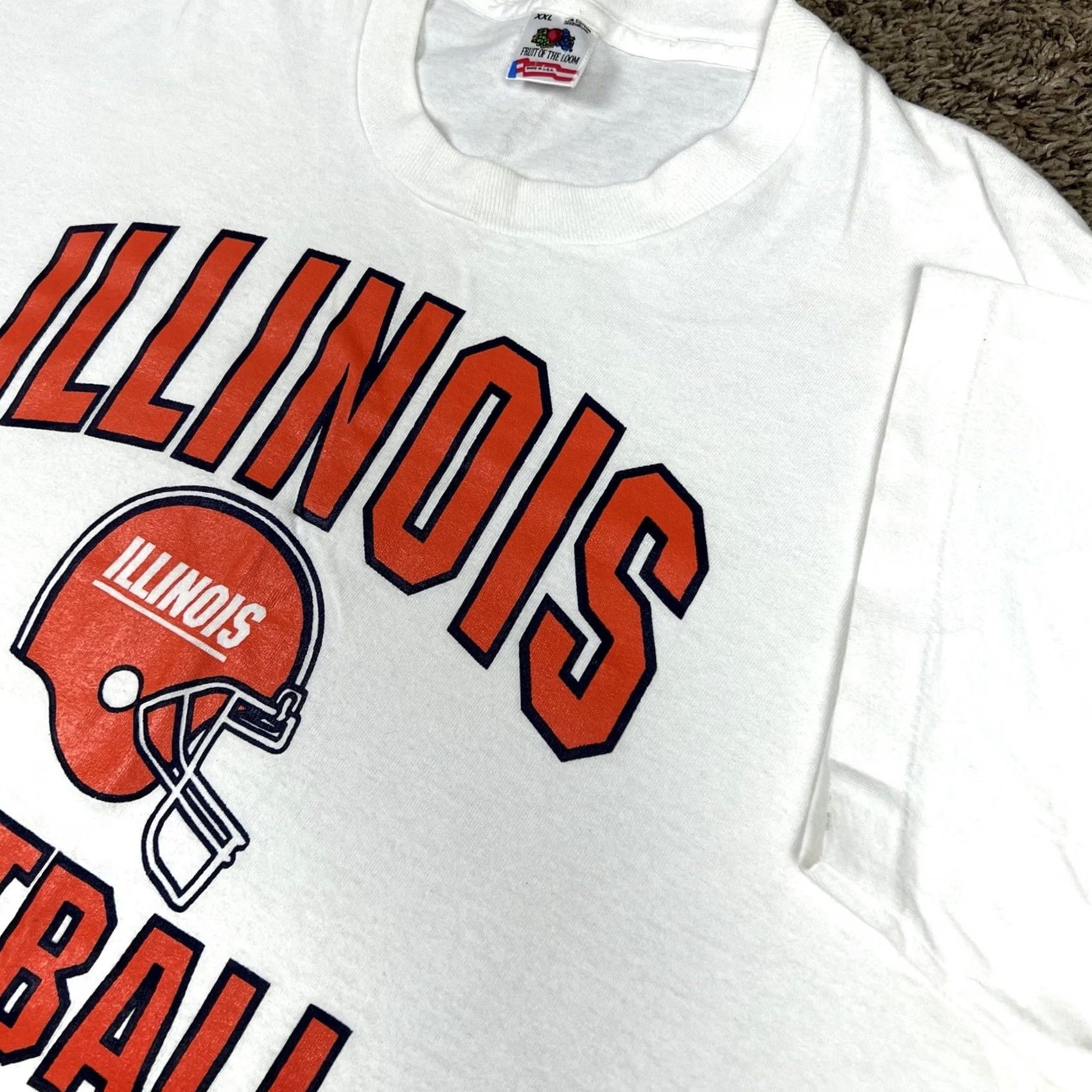 Fruit Of The Loom VINTAGE University Of Illinois Football Graphic White T-Shirt 2XL Mens Shirt Taylor? Size US XXL / EU 58 / 5 - 4 Thumbnail
