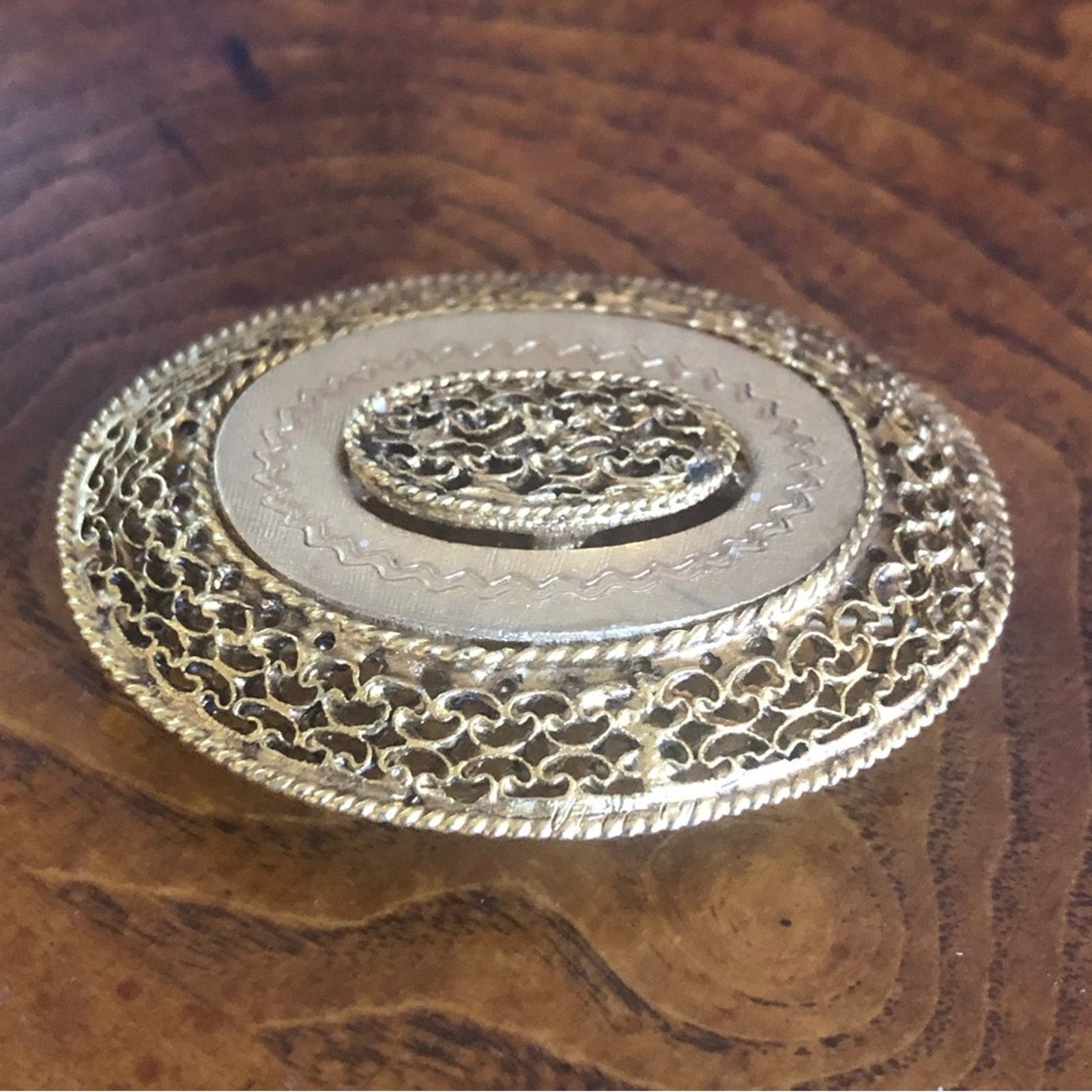 Vintage Vintage gold filigree cameo style large brooch pin Size ONE SIZE - 3 Thumbnail