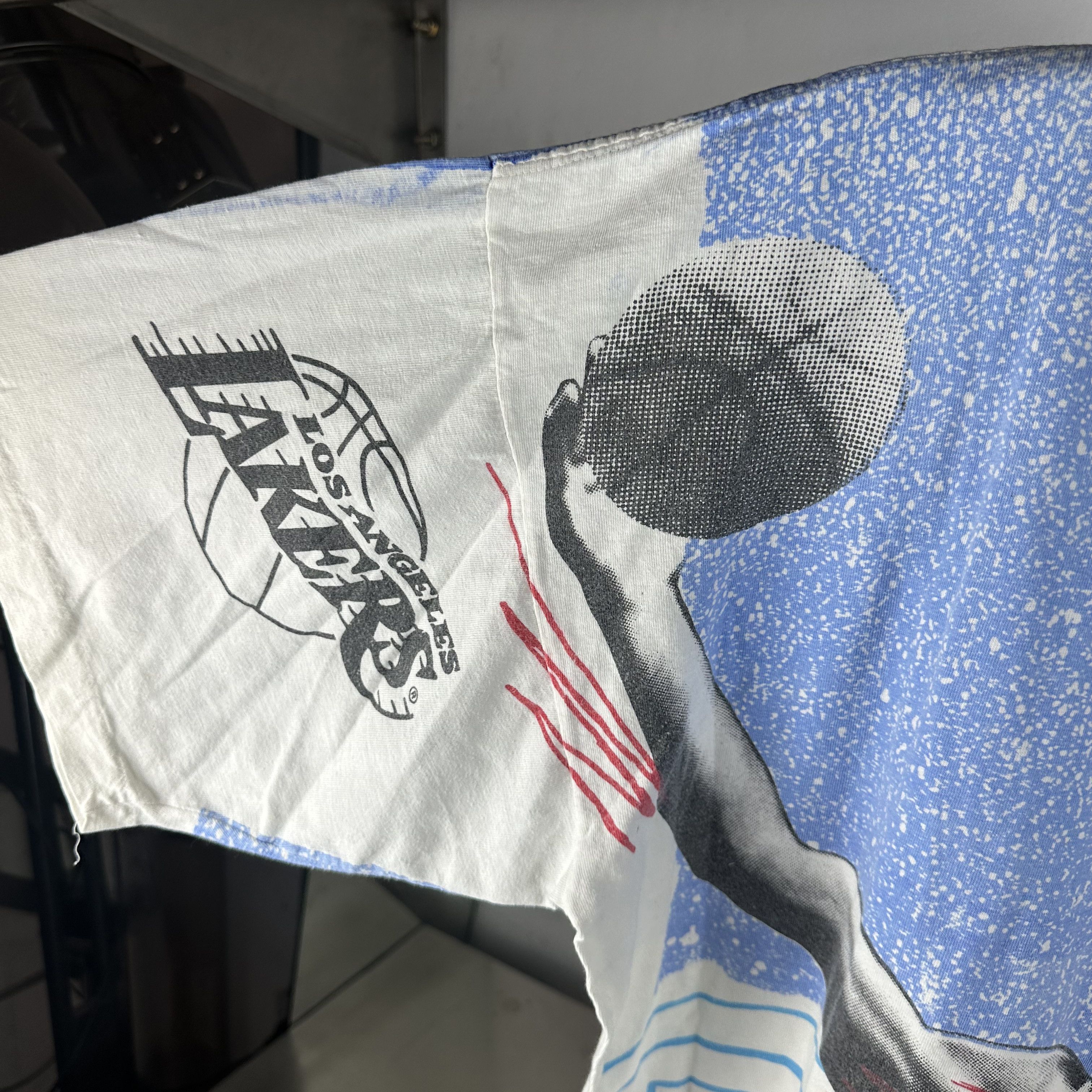 Vintage Vintage 90s Magic Johnson Los Angeles Lakers NBA AOP T-shirt Size US XL / EU 56 / 4 - 5 Thumbnail