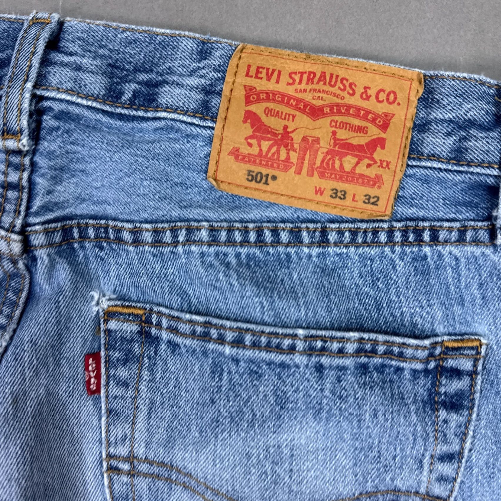 Levi's Levi's 501 Jeans Mens 33x32 Blue Button Fly Distressed Thrashed Vintage? No Jeans Size US 33 - 6 Thumbnail