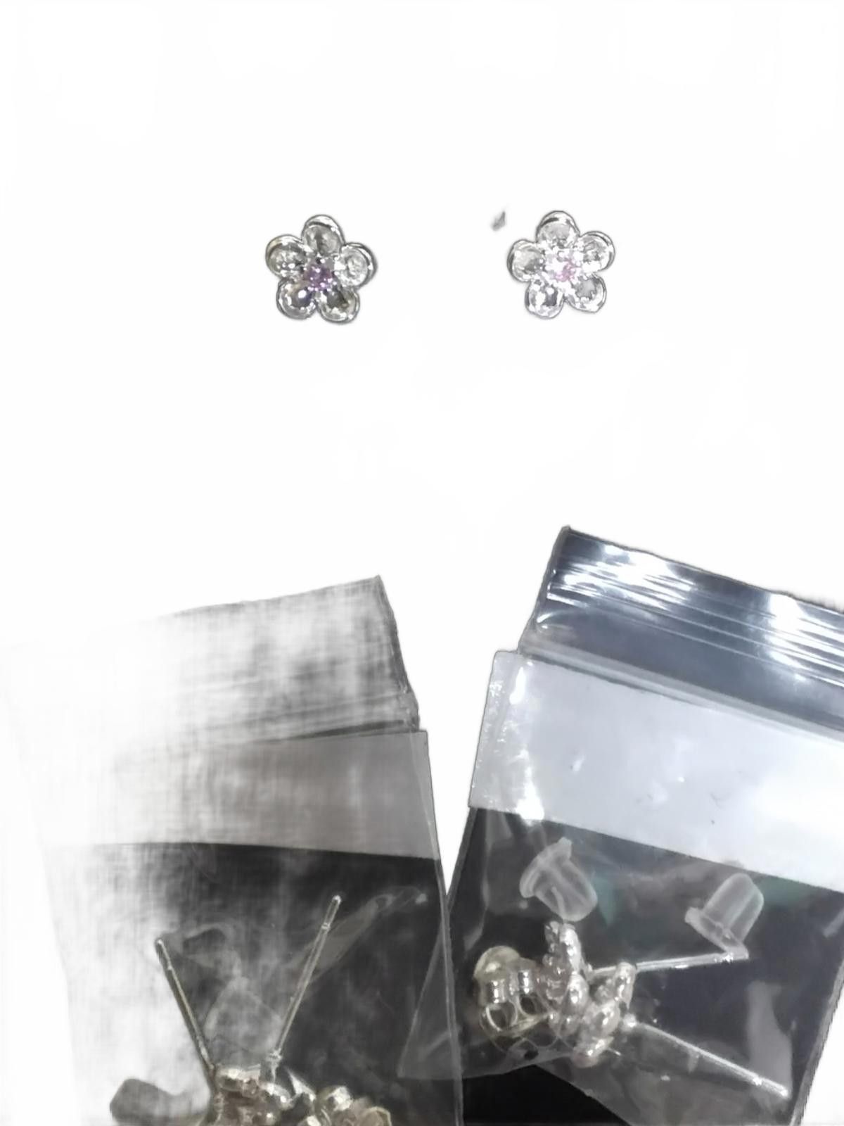 The Unbranded Brand Sparkling Flower Stud Earrings - Grab Yours Now! Size ONE SIZE - 2 Thumbnail