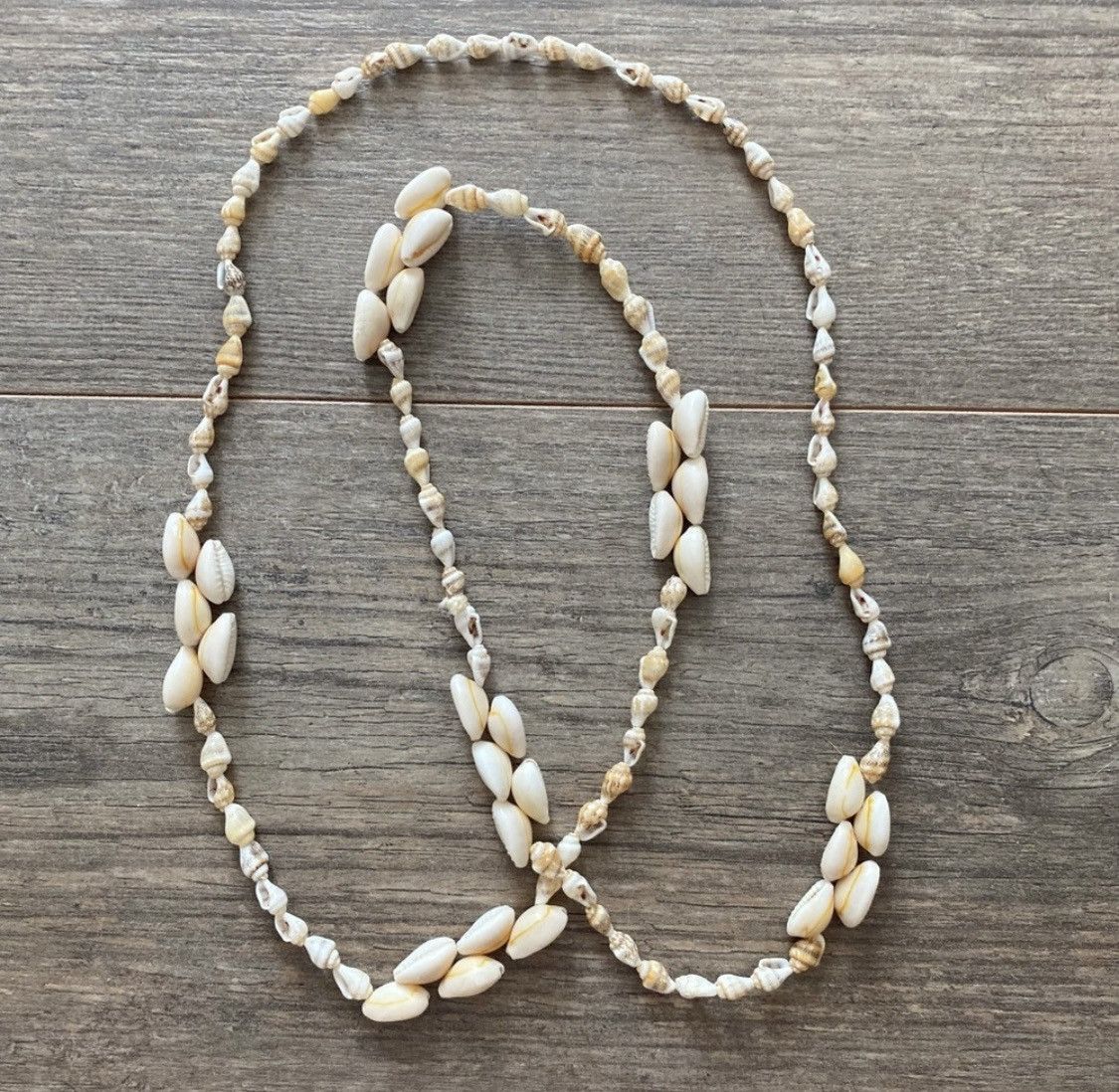 Vintage VINTAGE LONG NATURAL COWRIE SEASHELL NECKLACE Size ONE SIZE - 1 Thumbnail