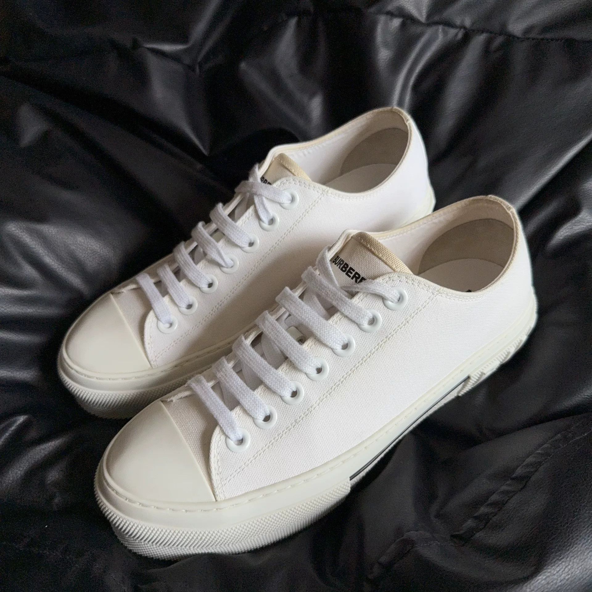 Burberry Burberry White Lowtop Sneakers 41.5 Men Size US 9 / EU 42 - 1 Thumbnail