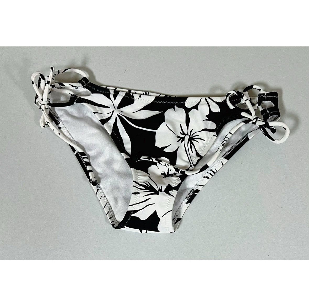 Other Raisins Hibiscus Flower Floral Bikini Bottoms Size S 🖤🤍 Size ONE SIZE - 2 Thumbnail