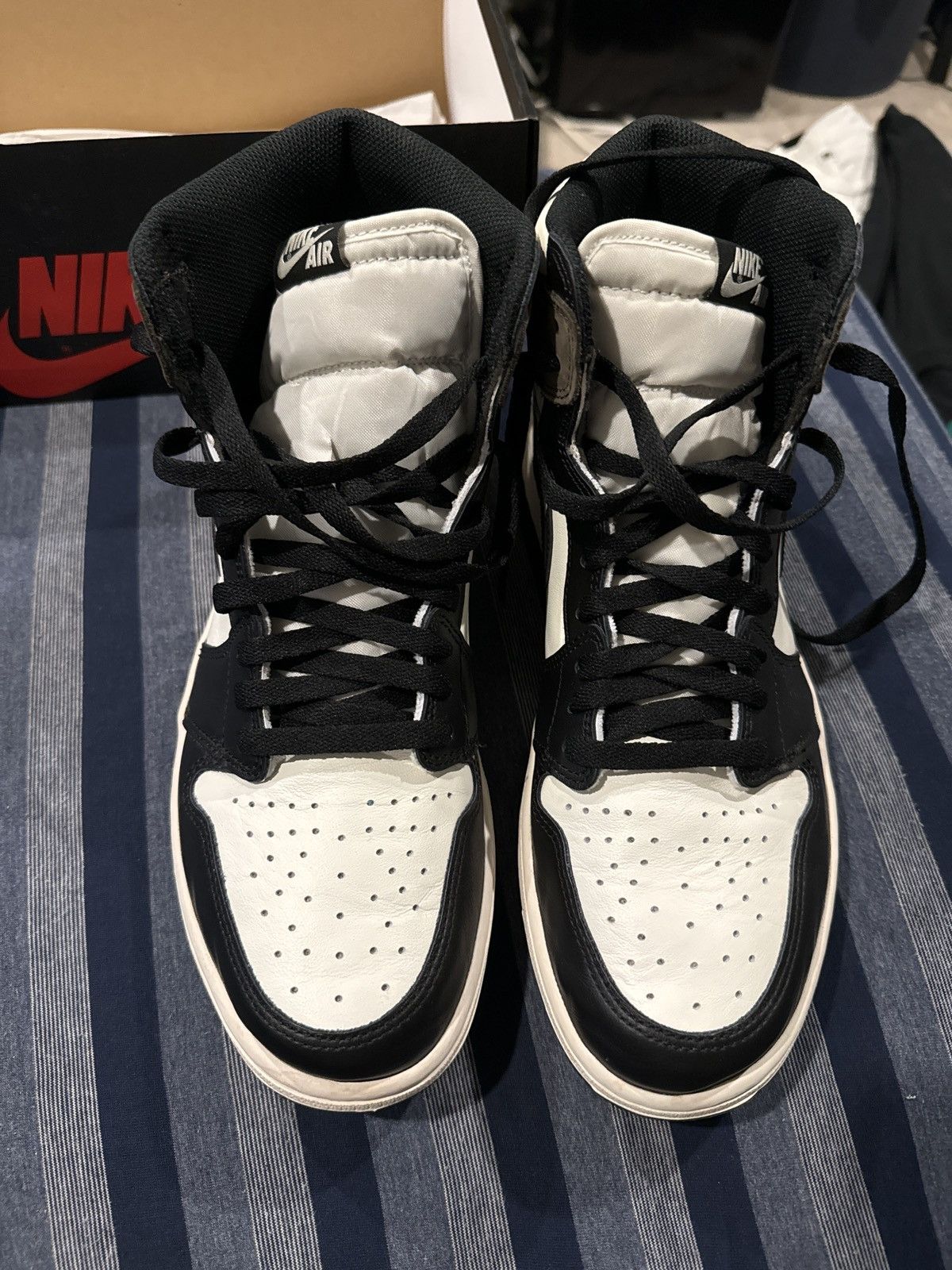 Nike Jordan 1 Mocha Size US 12 / EU 45 - 3 Thumbnail
