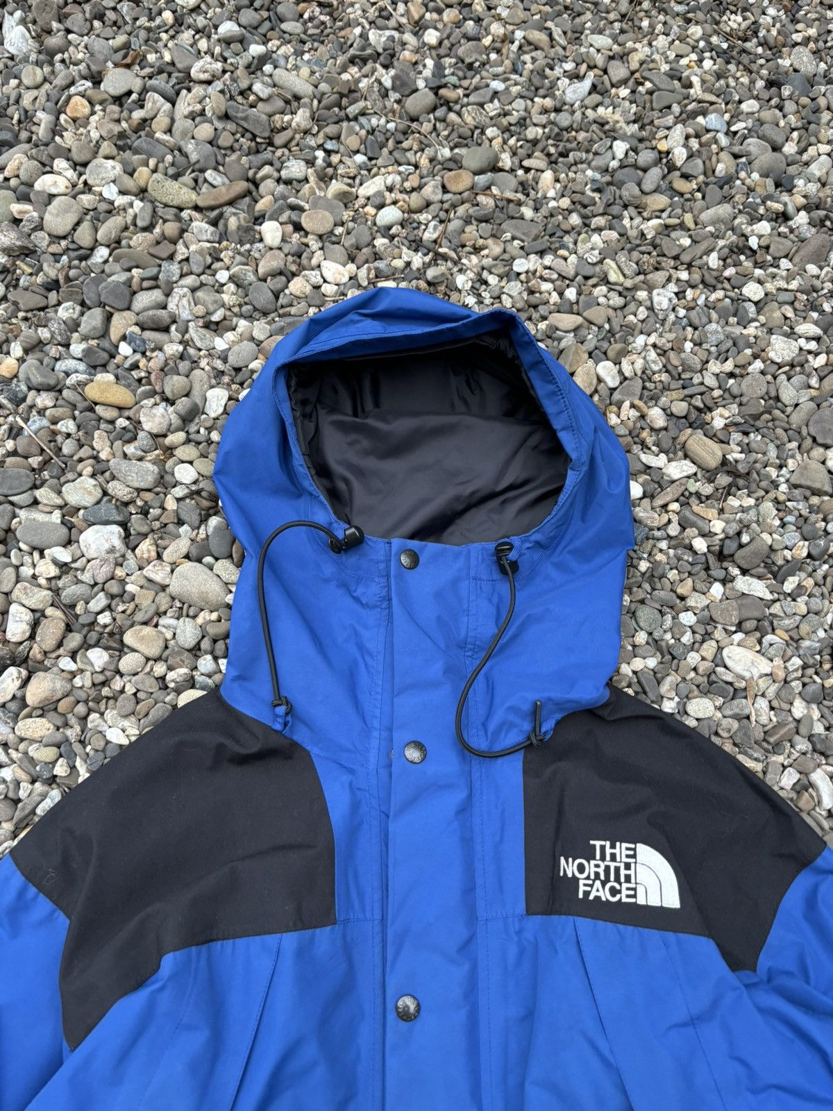 The North Face × Vintage Vintage The North Face 1990 Aztec Blue Gore-Tex Jacket Size US L / EU 52-54 / 3 - 4 Thumbnail