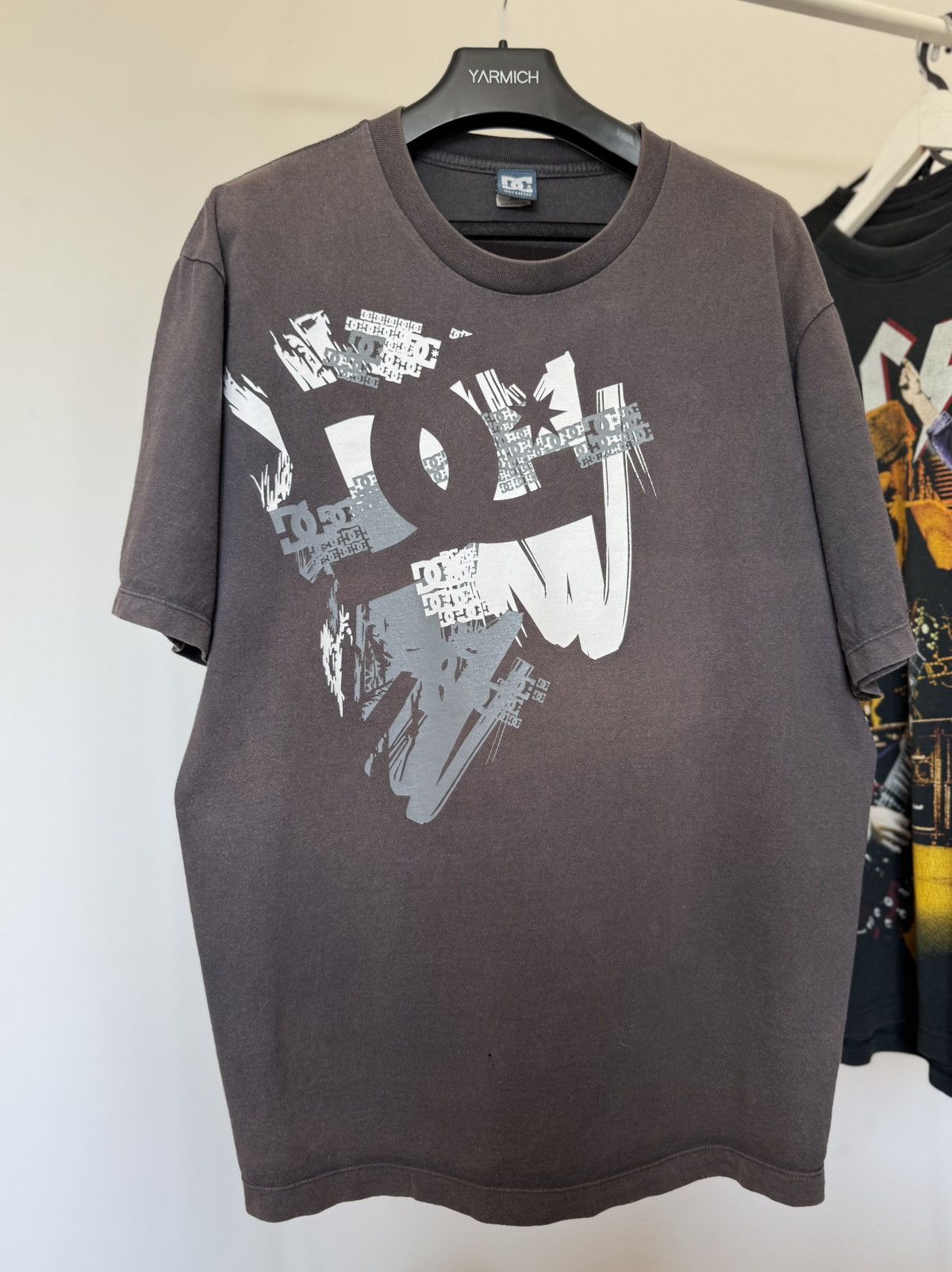 DC Vintage 2002 DC SKATING GRAPHIC TEE T SHIRT FADED BROWN Size US XL / EU 56 / 4 - 1 Thumbnail