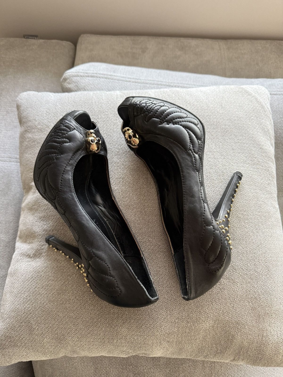 Alexander McQueen Alexander McQueen Gold Skull Black Leather Pumps Size US 10 / IT 40 - 6 Thumbnail