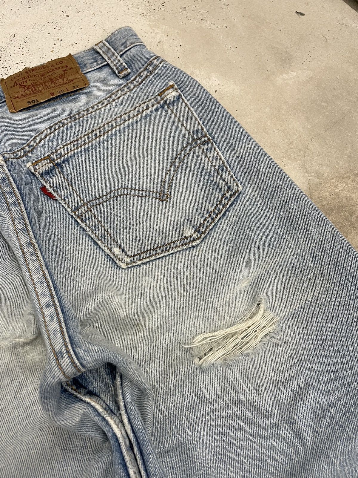 Levi's Vintage Levi’s 501 Light Wash Buttonfly Distressed USA Made Size US 27 - 8 Thumbnail