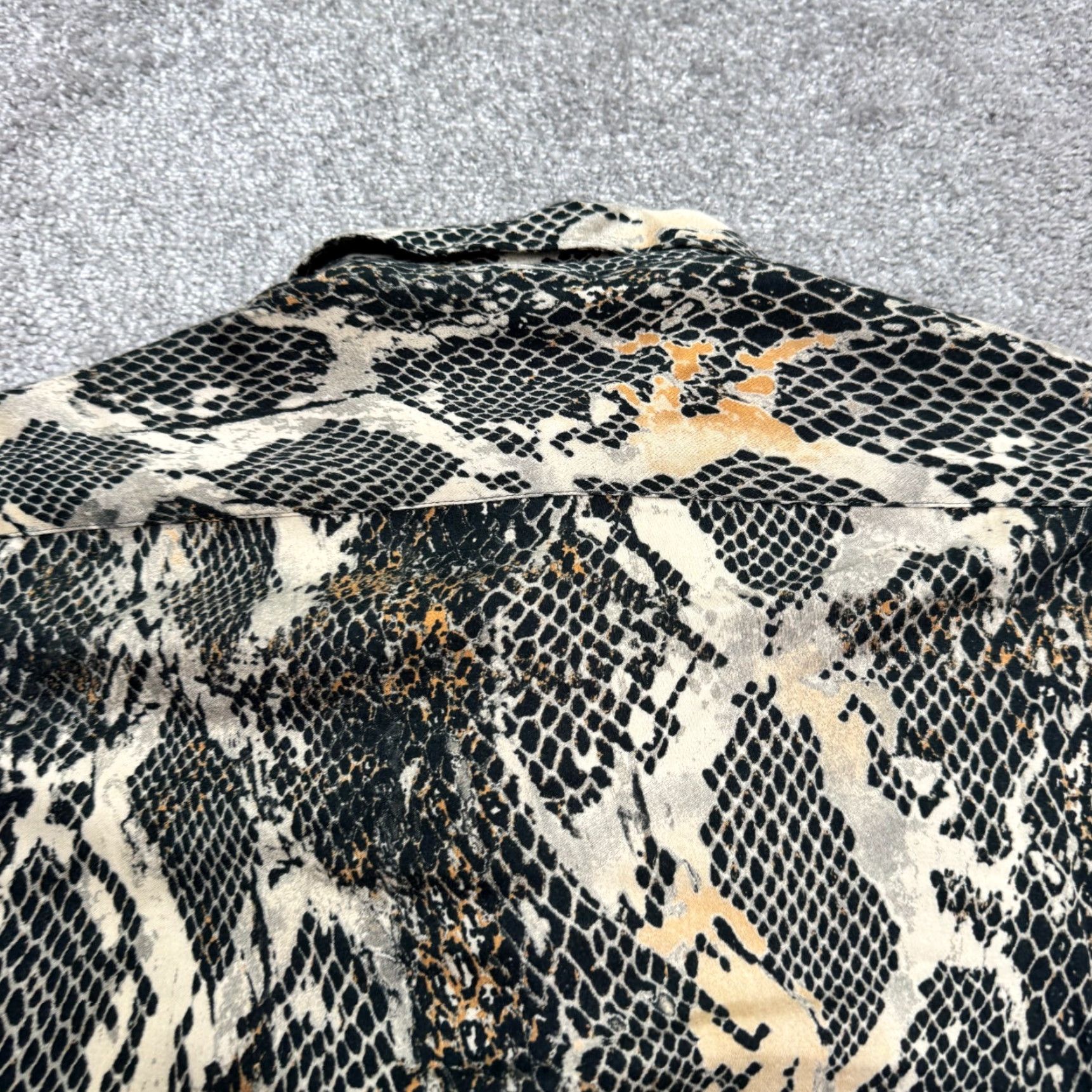 Zara VINTAGE Zara Snakeskin Button-Up Shirt Women Small Animal Print Long Sleeve Casual Size S / US 4 / IT 40 - 3 Thumbnail
